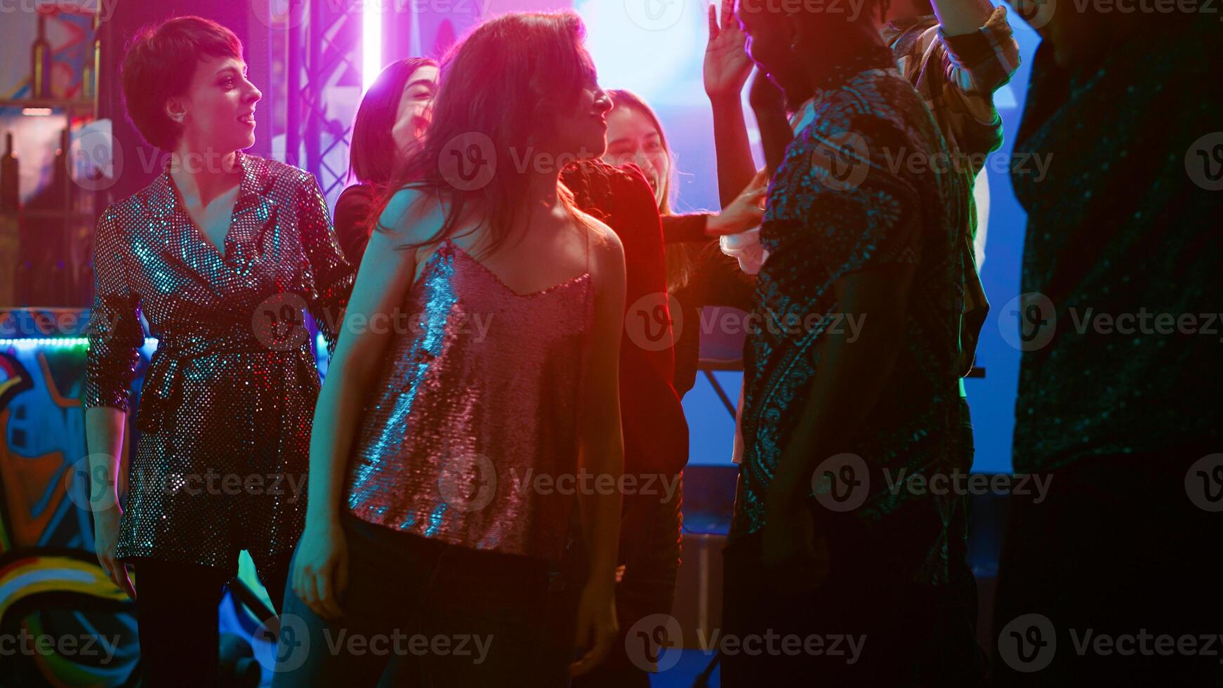 grupo de personas bailando a disco fiesta, teniendo divertido juntos con breakdance batalla a club. amigos demostración apagado miedoso se mueve para danza batalla en danza piso, ir de fiesta en discoteca. foto