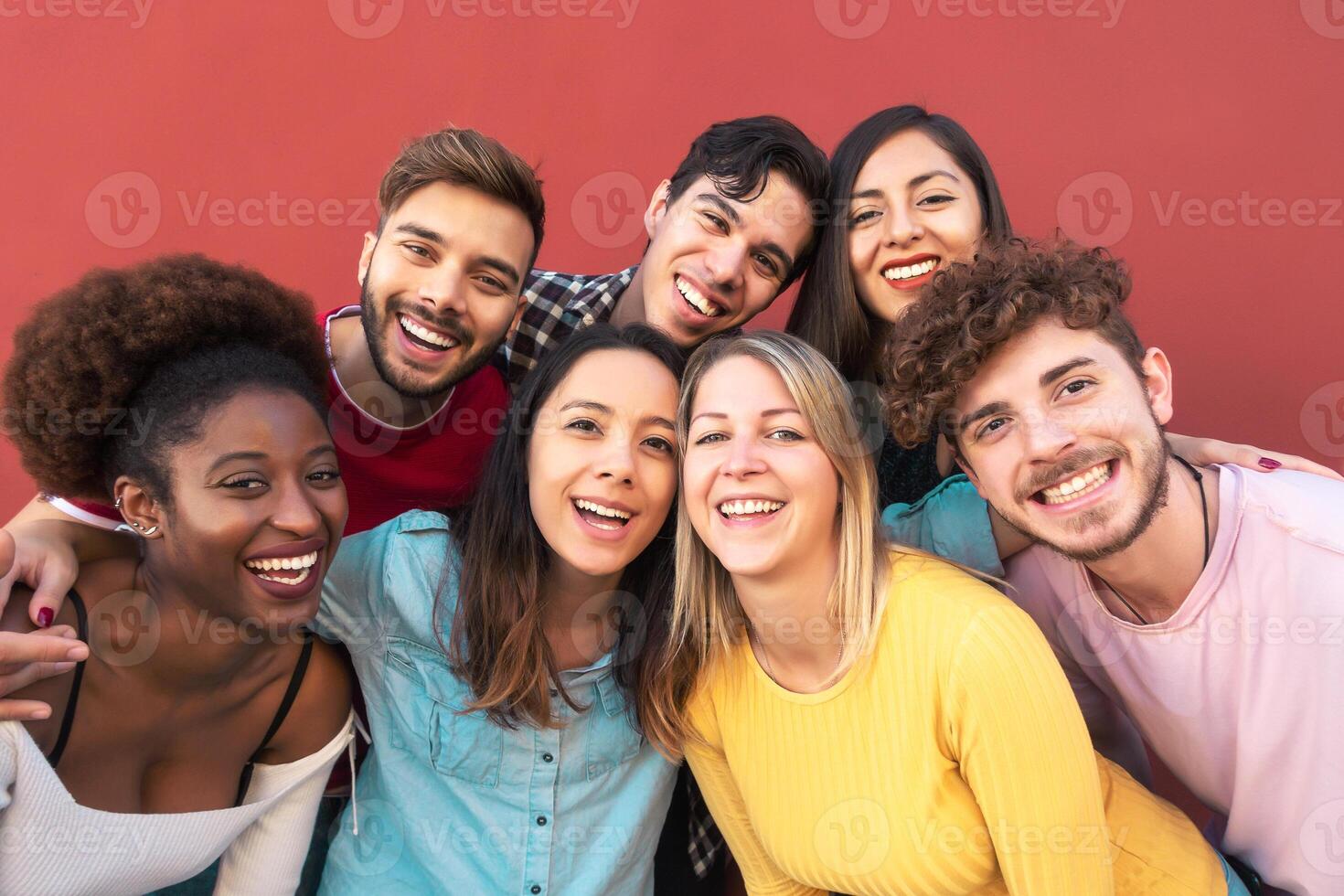 grupo multirracial personas teniendo divertido al aire libre - contento mezclado carrera amigos compartiendo hora juntos - juventud milenario Generacion y multiétnico adolescentes estilo de vida concepto - rojo antecedentes foto