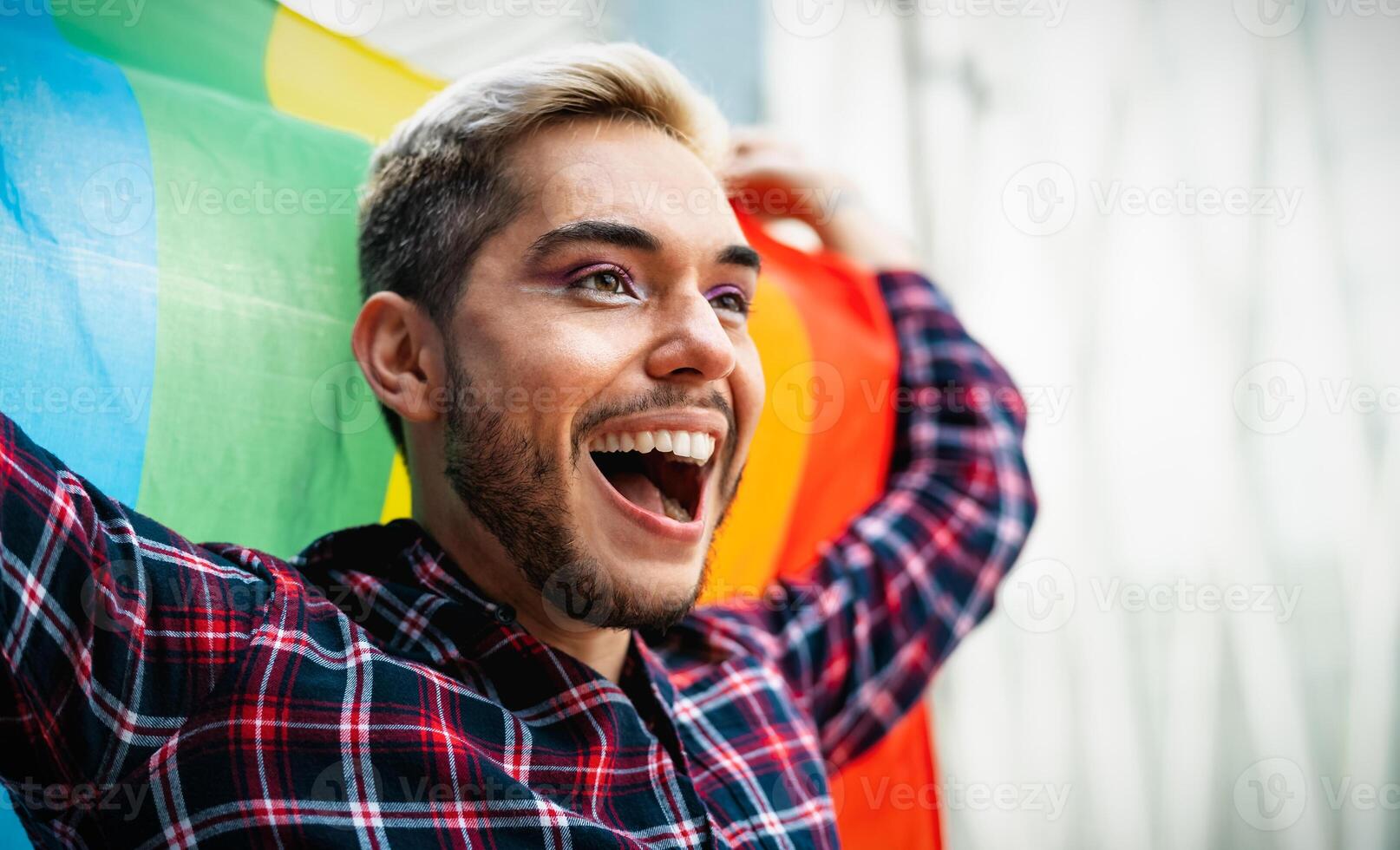 contento gay hombre teniendo divertido participación arco iris bandera símbolo de lgbtq comunidad foto