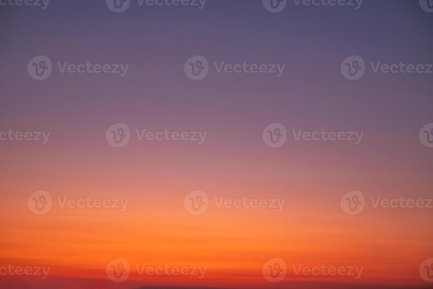 hermosa , lujo suave degradado naranja oro nubes y luz de sol en el azul cielo Perfecto para el fondo, tomar en siempre, crepúsculo, grande tamaño, alto definición paisaje foto