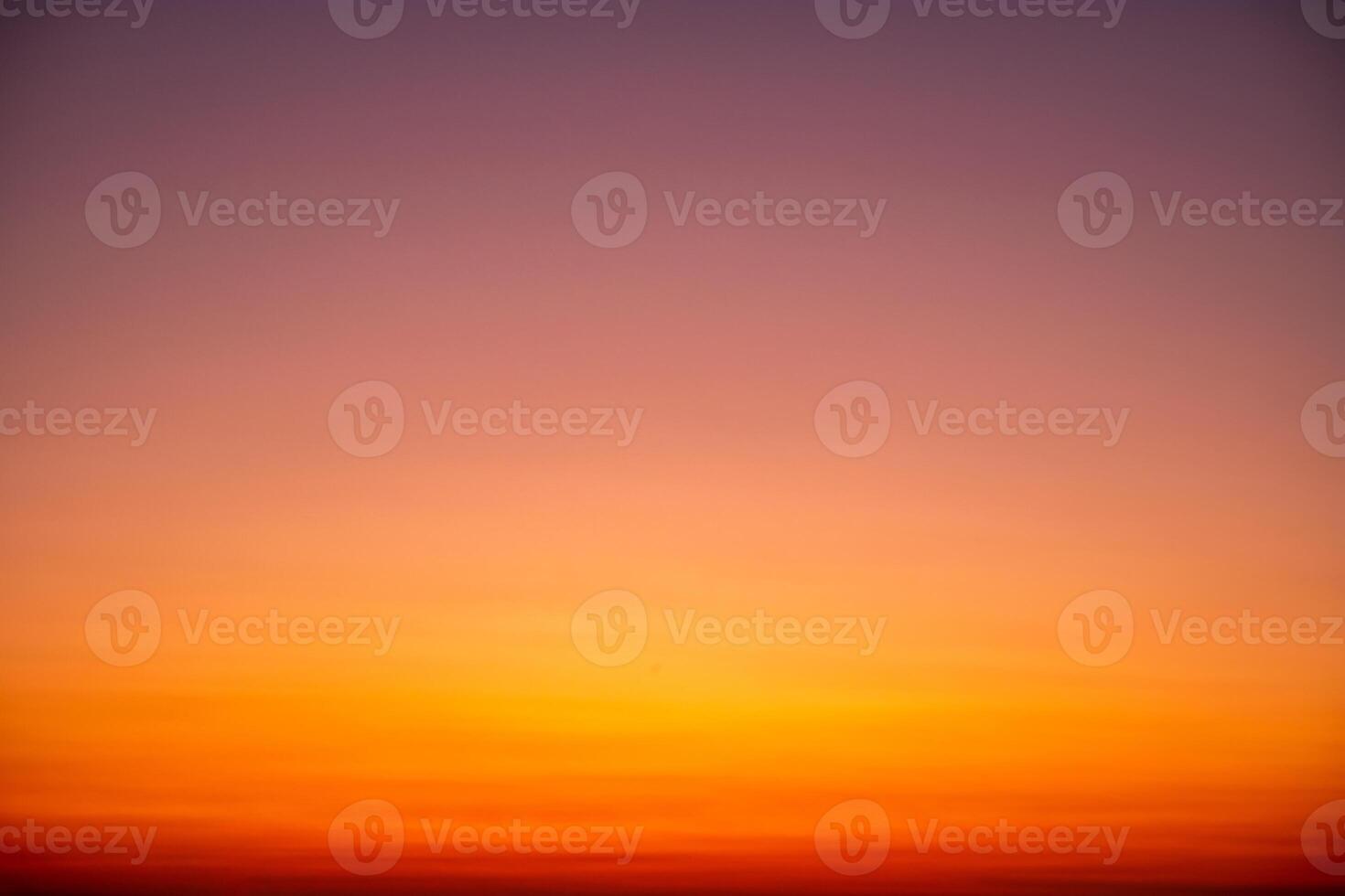 hermosa , lujo suave degradado naranja oro nubes y luz de sol en el azul cielo Perfecto para el fondo, tomar en siempre, crepúsculo, grande tamaño, alto definición paisaje foto