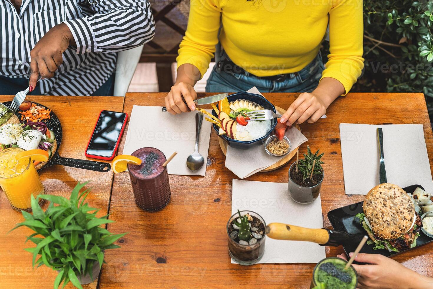 parte superior ver de multirracial amigos teniendo sano almuerzo en café desayuno tardío bar foto