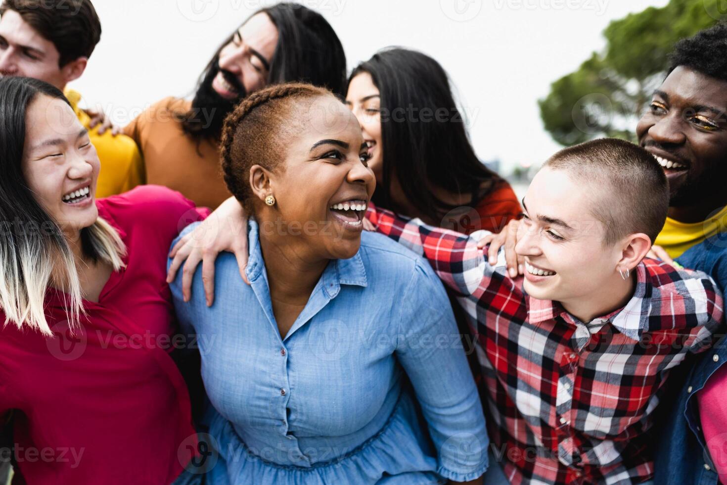 joven multirracial amigos teniendo divertido juntos colgando fuera en el ciudad - amistad y diversidad concepto foto