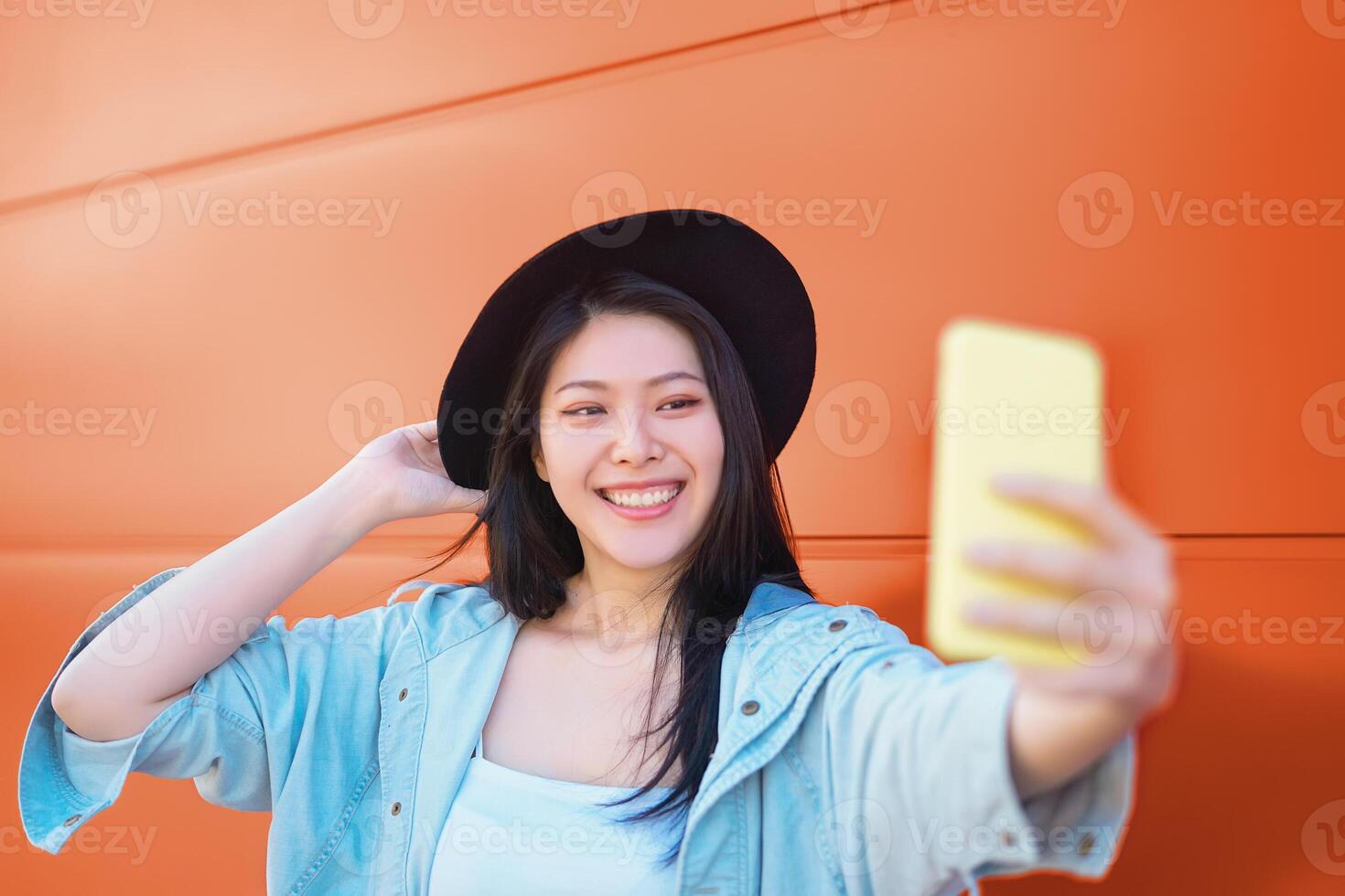 contento asiático niña tomando selfie con móvil inteligente teléfono al aire libre - de moda hombre de influencia teniendo divertido con nuevo tendencias social redes aplicaciones - milenario Generacion estilo de vida personas fanático tecnología foto