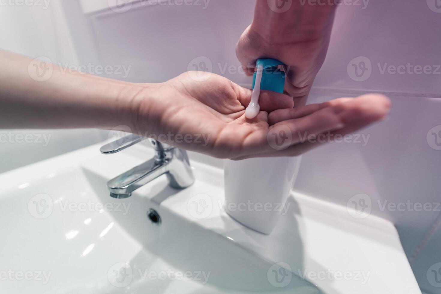hembra Lavado manos con líquido jabón para prevenir y detener corona virus extensión - higiene y cuidado de la salud personas concepto foto