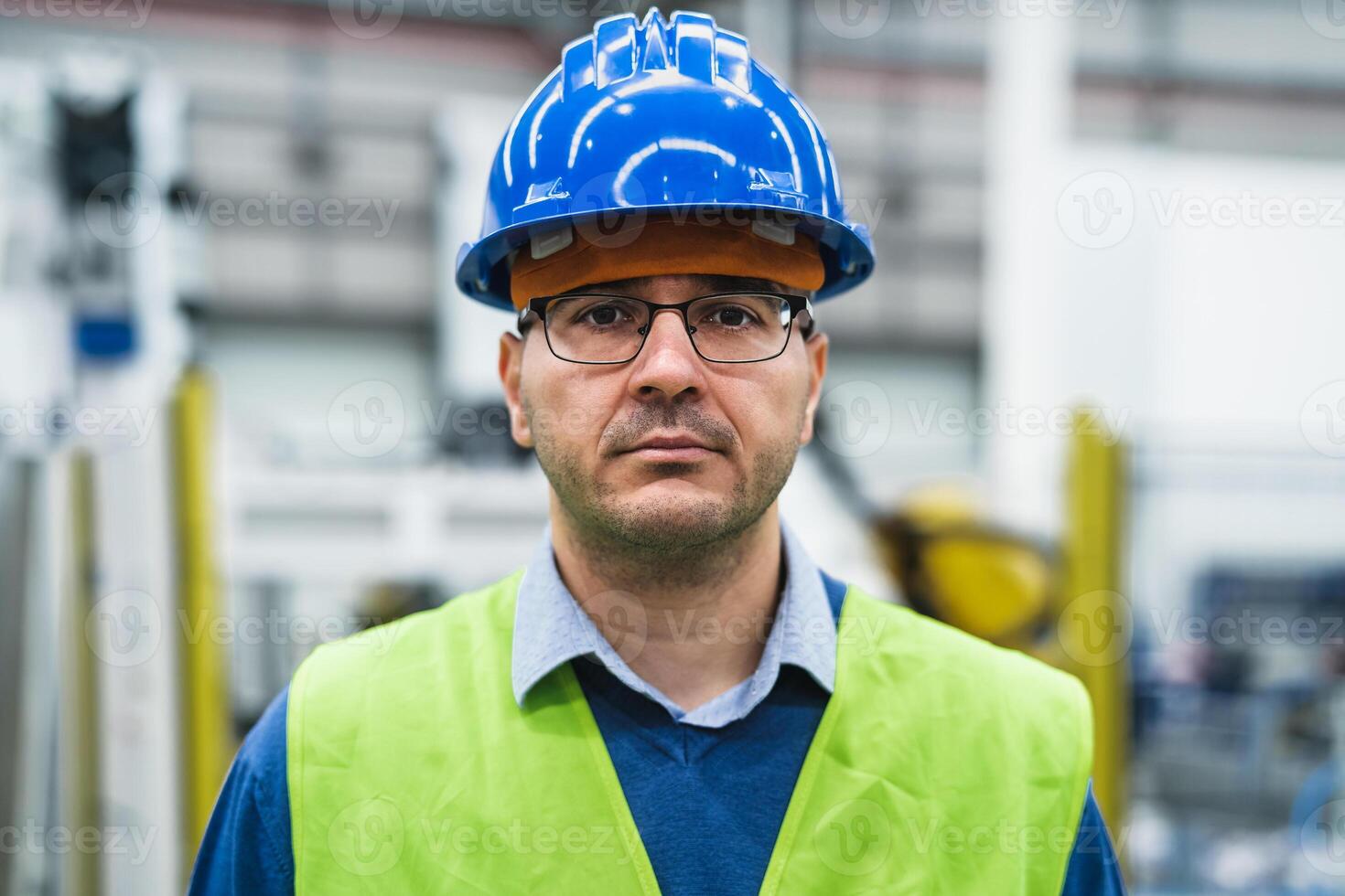 ingeniero hombre trabajando dentro robótico fábrica - tecnología industria concepto foto