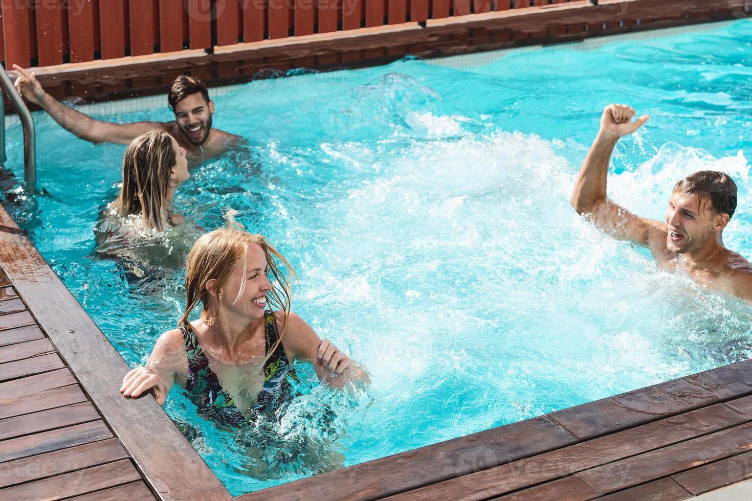 joven personas teniendo divertido en exclusivo piscina fiesta - contento amigos disfrutando verano Días festivos en nadando piscina - juventud vacaciones estilo de vida concepto foto