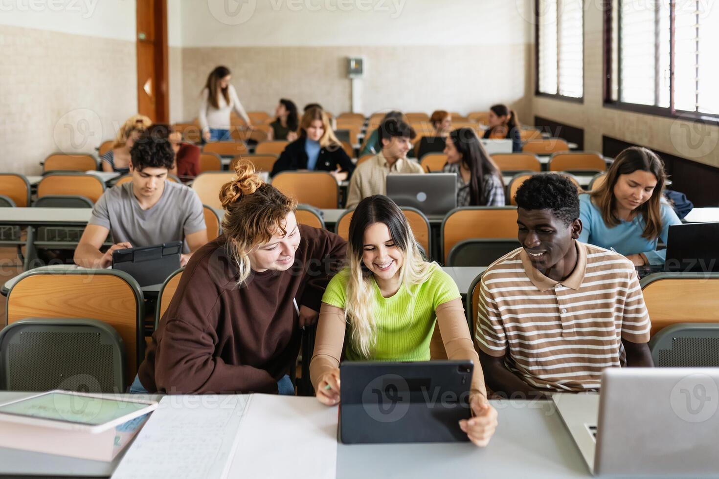 joven Universidad estudiantes escuchando lección en salón de clases - colegio educación concepto foto