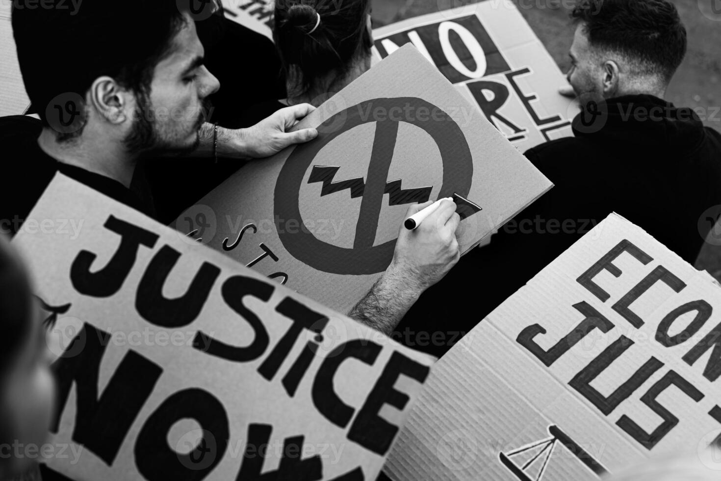 multirracial activistas preparando protesta señales en contra bancos financiero crisis y global inflación - activismo y económico justicia concepto - negro y blanco edición foto