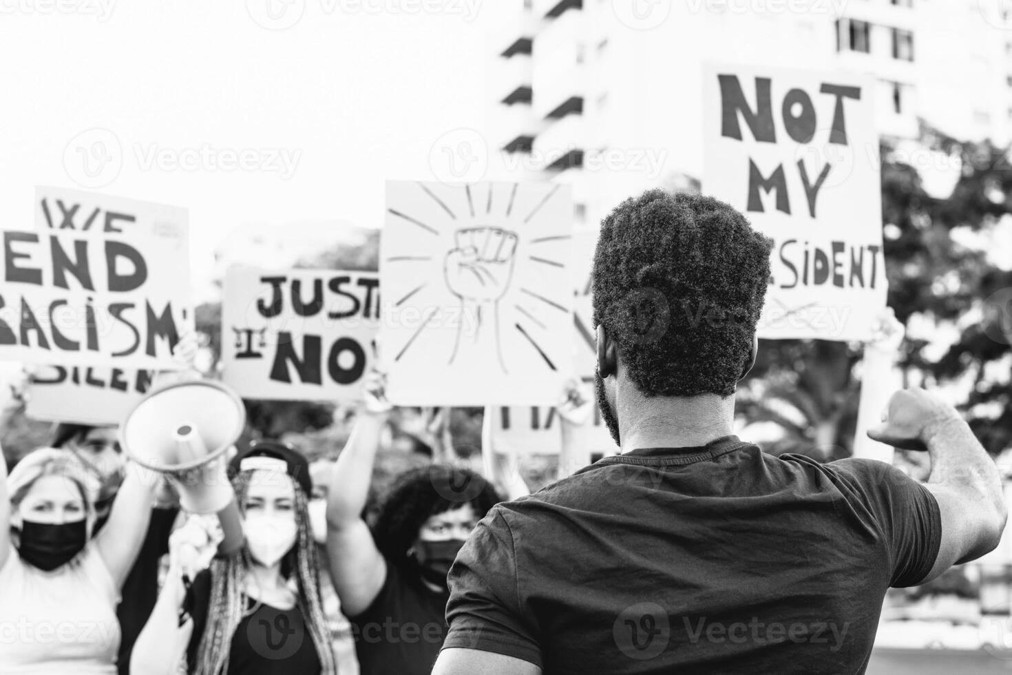 negro vive importar activista movimiento protestando en contra racismo y luchando para igualdad - manifestantes desde diferente culturas y carrera protesta en calle para justicia y igual derechos foto