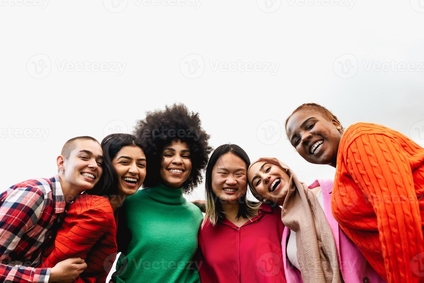 contento joven multi étnico mujer teniendo divertido colgando fuera en el ciudad - diversidad y amistad concepto foto