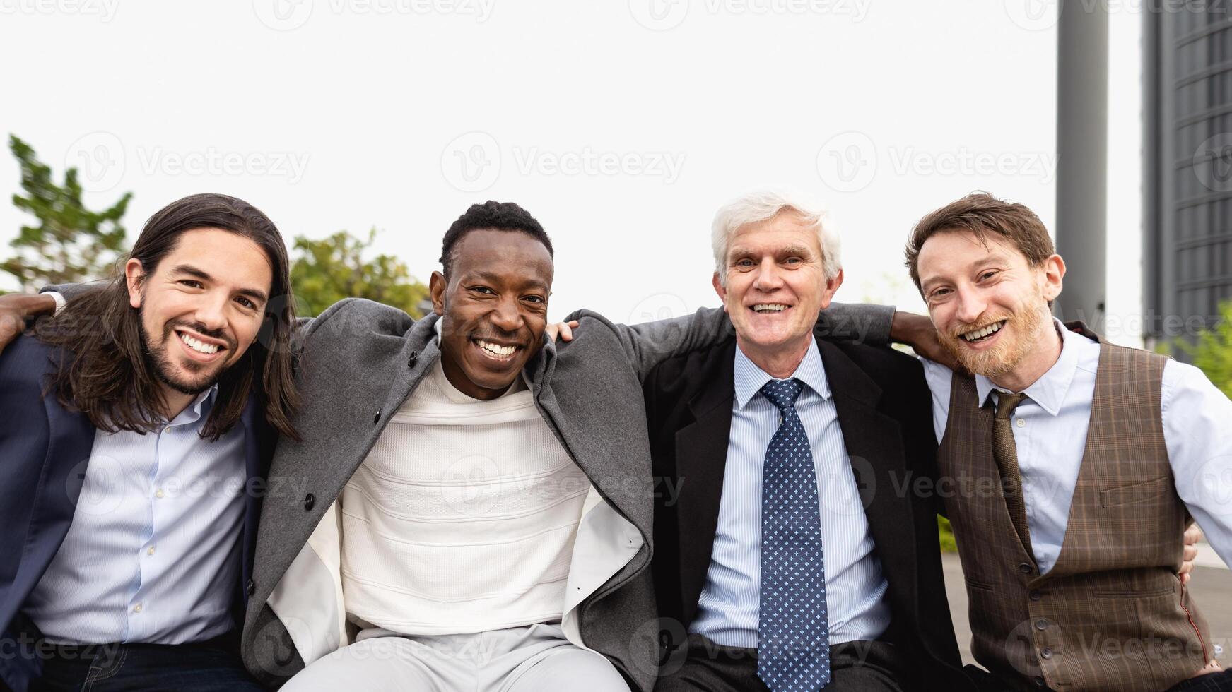 equipo de multirracial negocio personas con diferente siglos y etnias en pie en el ciudad centrar durante reunión trabajo foto