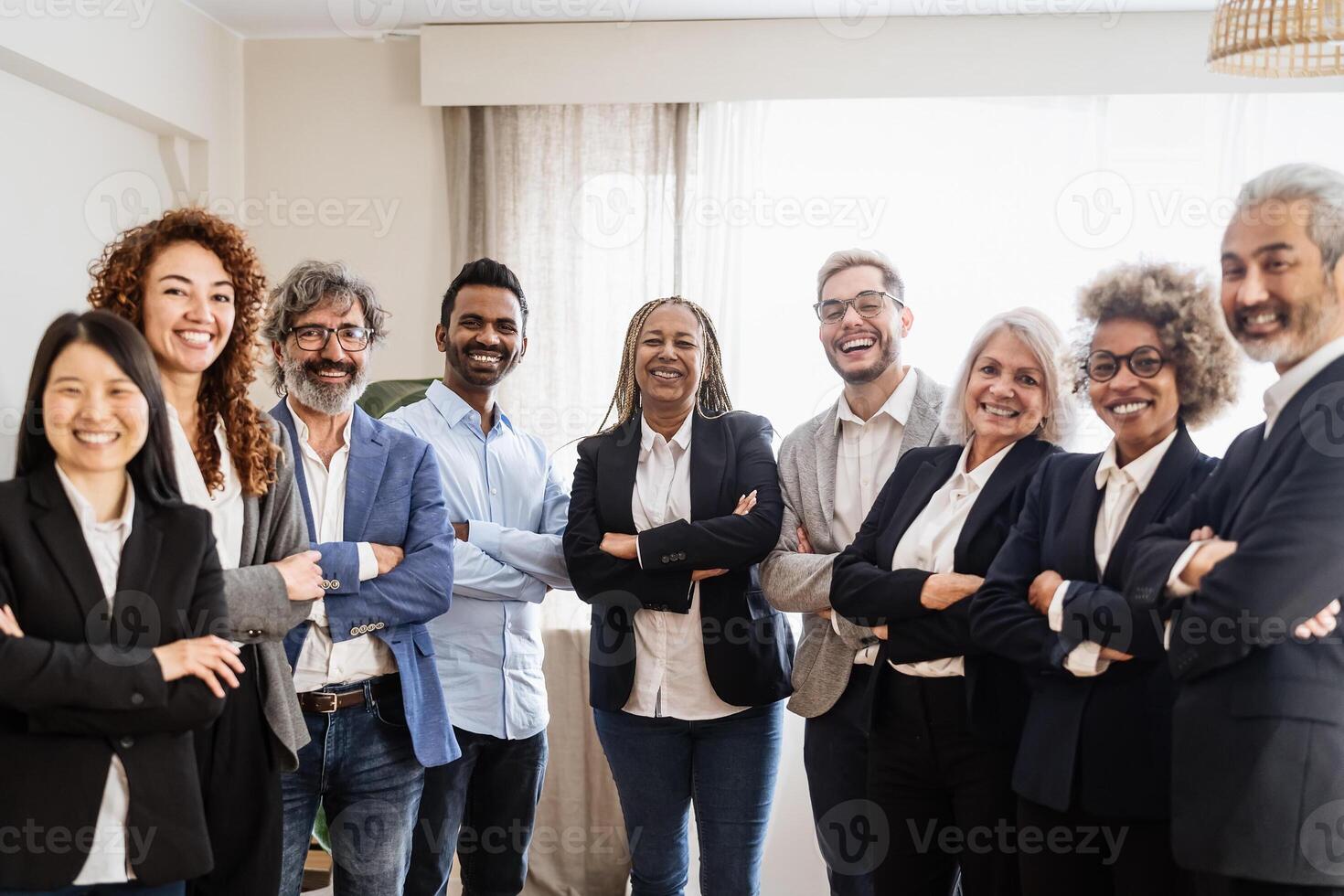 negocio equipo de personas en pie en frente de cámara durante reunión trabajo foto