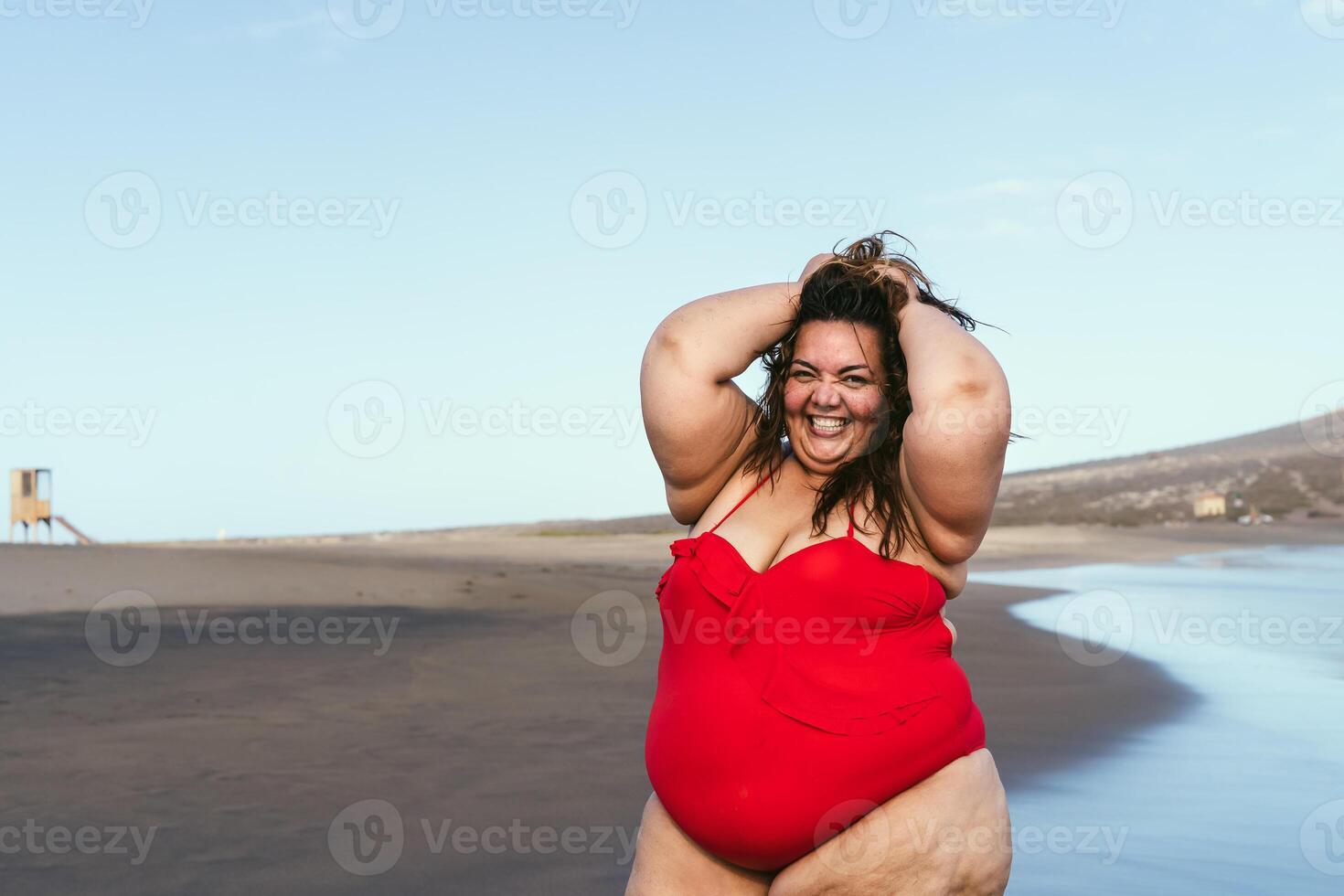 contento más Talla mujer posando en el playa - curvilíneo exceso de peso modelo teniendo divertido durante vacaciones en tropical destino - terminado Talla confidente persona concepto foto