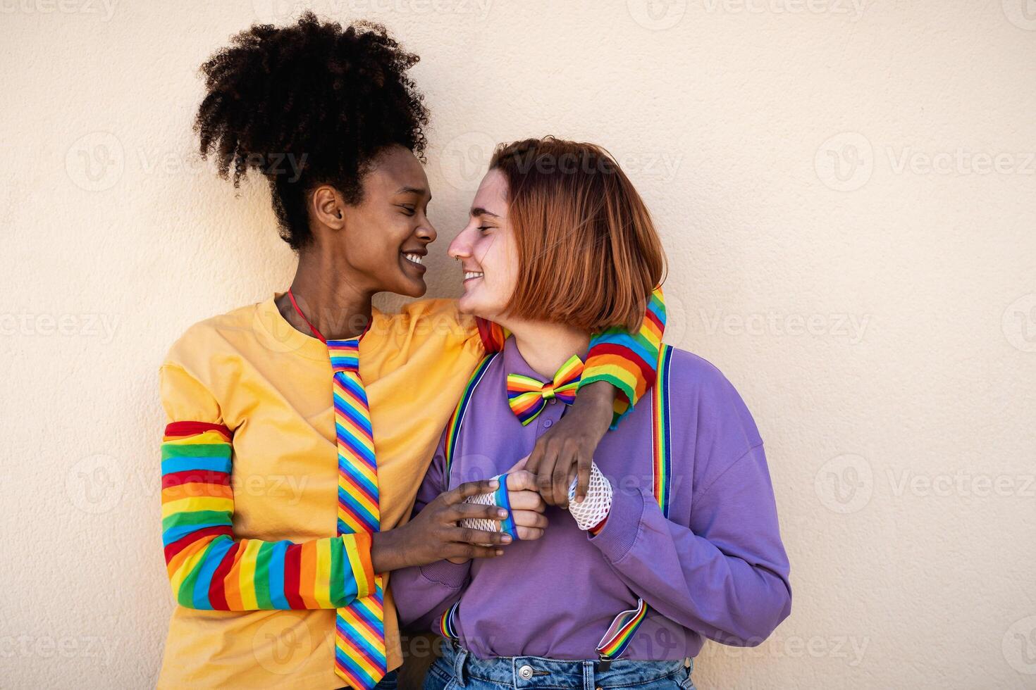 contento mujer gay Pareja teniendo oferta momentos al aire libre - lgbtq y amor concepto foto