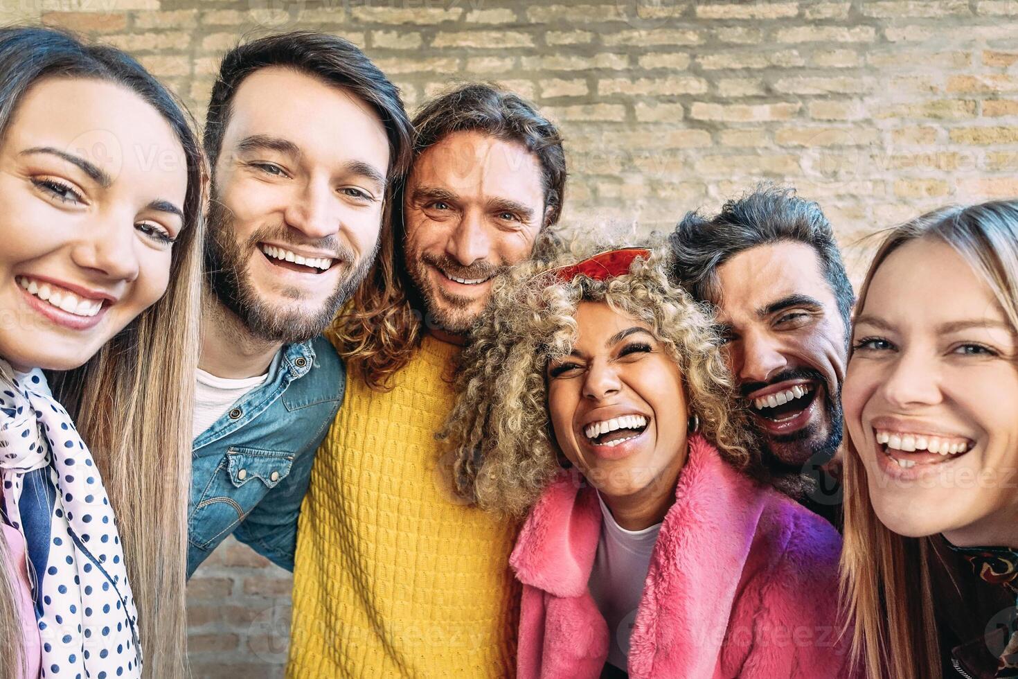 grupo de contento amigos tomando selfie con móvil teléfono inteligente al aire libre - milenario joven personas teniendo divertido en el ciudad centrar - Generacion z, social medios de comunicación, tecnología y juventud estilo de vida concepto foto