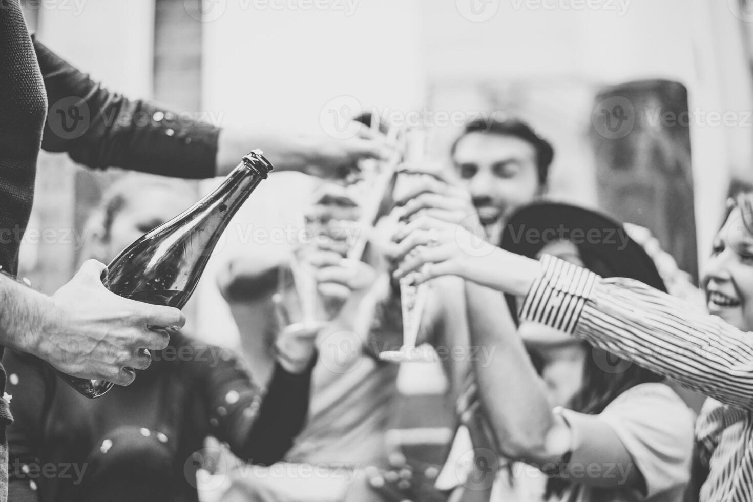multirracial grupo de joven amigos teniendo divertido Bebiendo y tostado lentes de champán en Universidad escalera - contento personas celebrando graduación con un botella de Prosecco en ciudad al aire libre foto