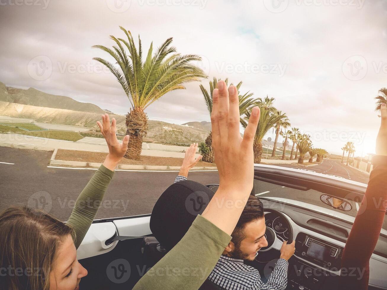 contento amigos teniendo divertido en convertible coche en vacaciones - joven de moda personas conducción en cabriolé auto en verano la carretera viaje Días festivos - transporte y juventud Generacion estilo de vida concepto foto