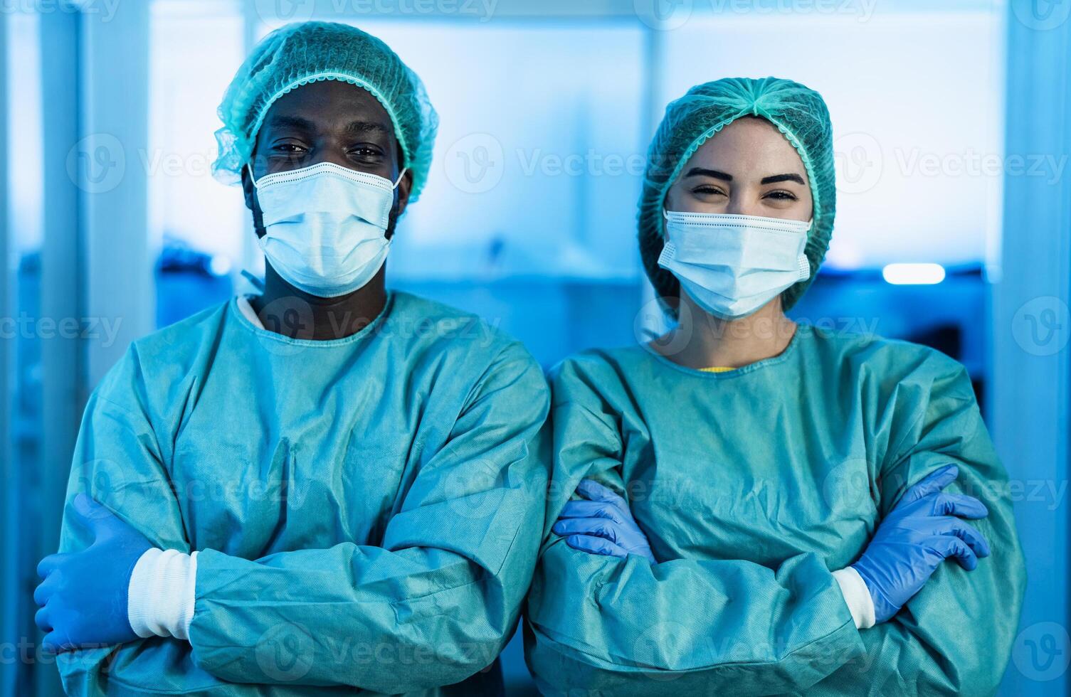 multirracial doctores vistiendo personal protector equipo luchando en contra corona virus brote - salud cuidado y médico trabajadores concepto foto