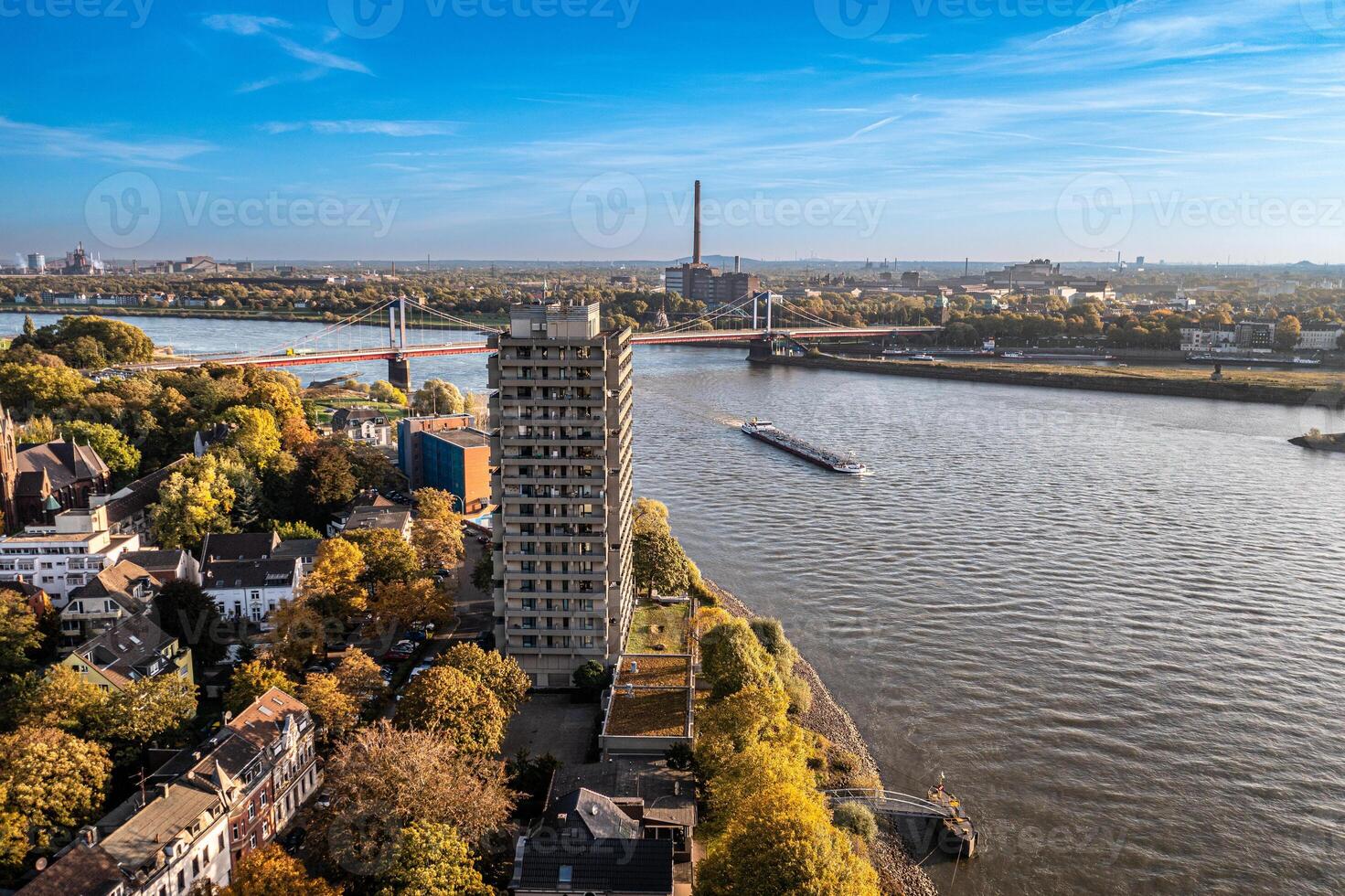 Duisburg ruhr área. rhein río. zumbido aéreo en otoño foto