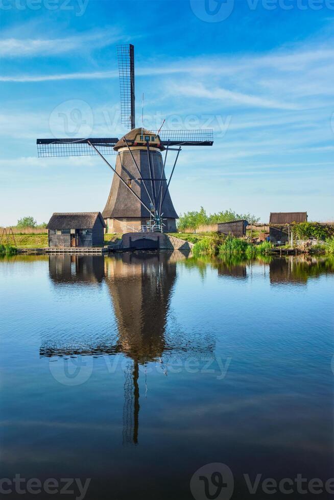 molinos de viento a kinderdijk en Holanda. Países Bajos foto