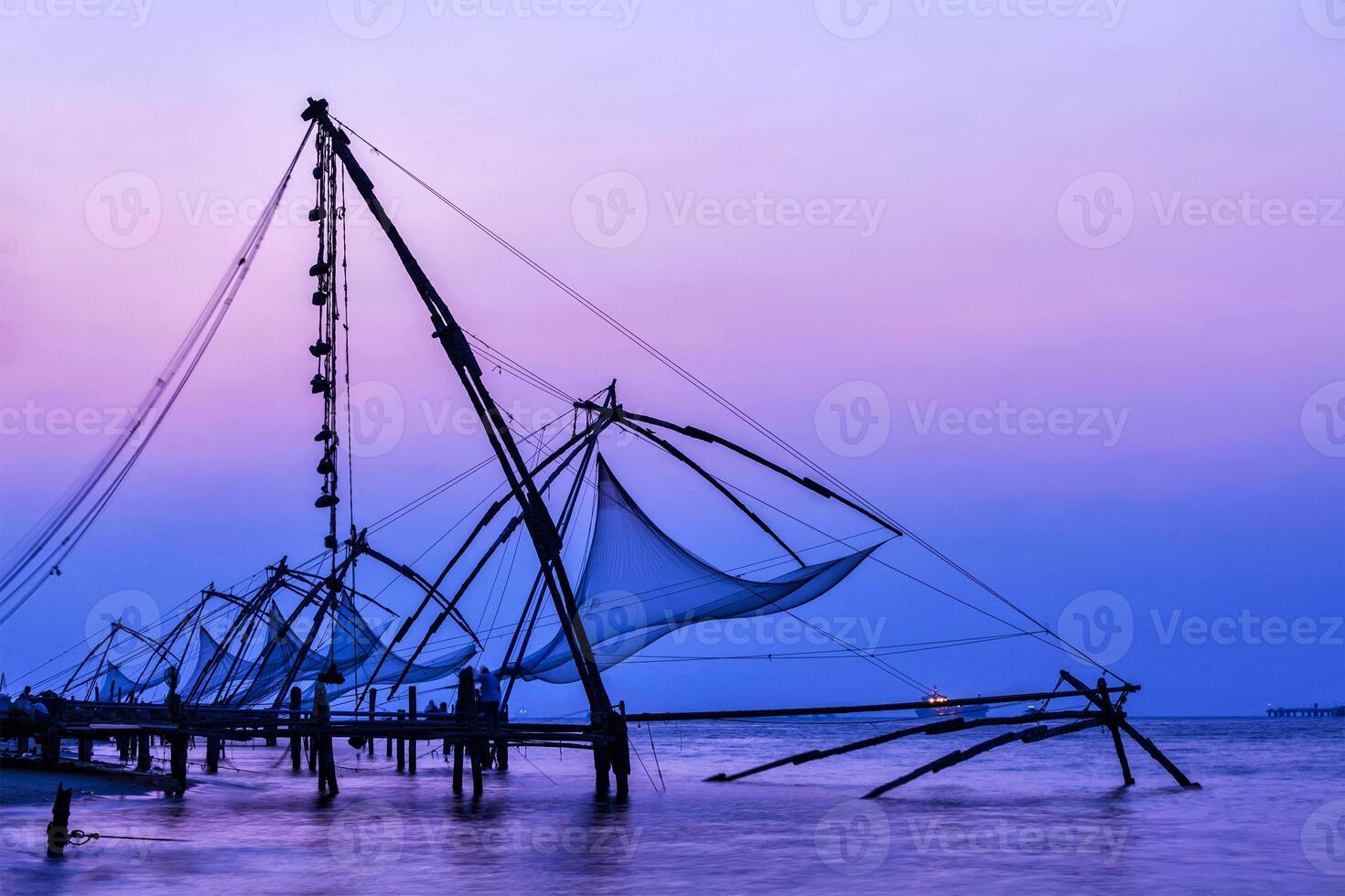 chino redes de pesca en puesta de sol. kochi, kerala, India foto