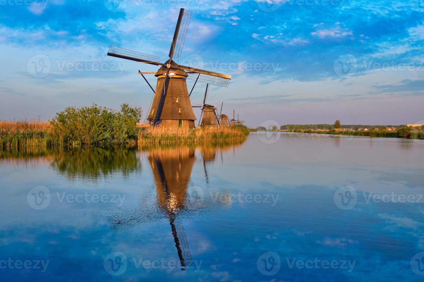 molinos de viento a kinderdijk en Holanda. Países Bajos foto