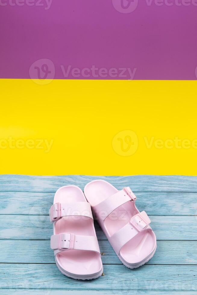 rosado zapatillas estar en un aislado mezclado color antecedentes foto