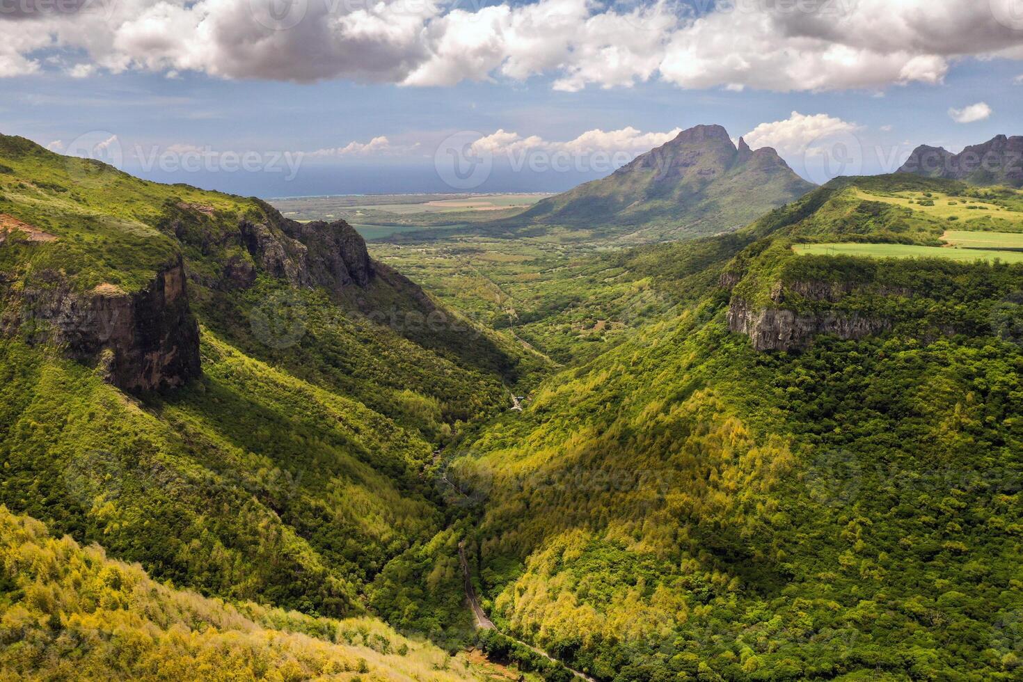 montaña paisaje de el garganta en el isla de mauricio, verde montañas de el selva de Mauricio foto