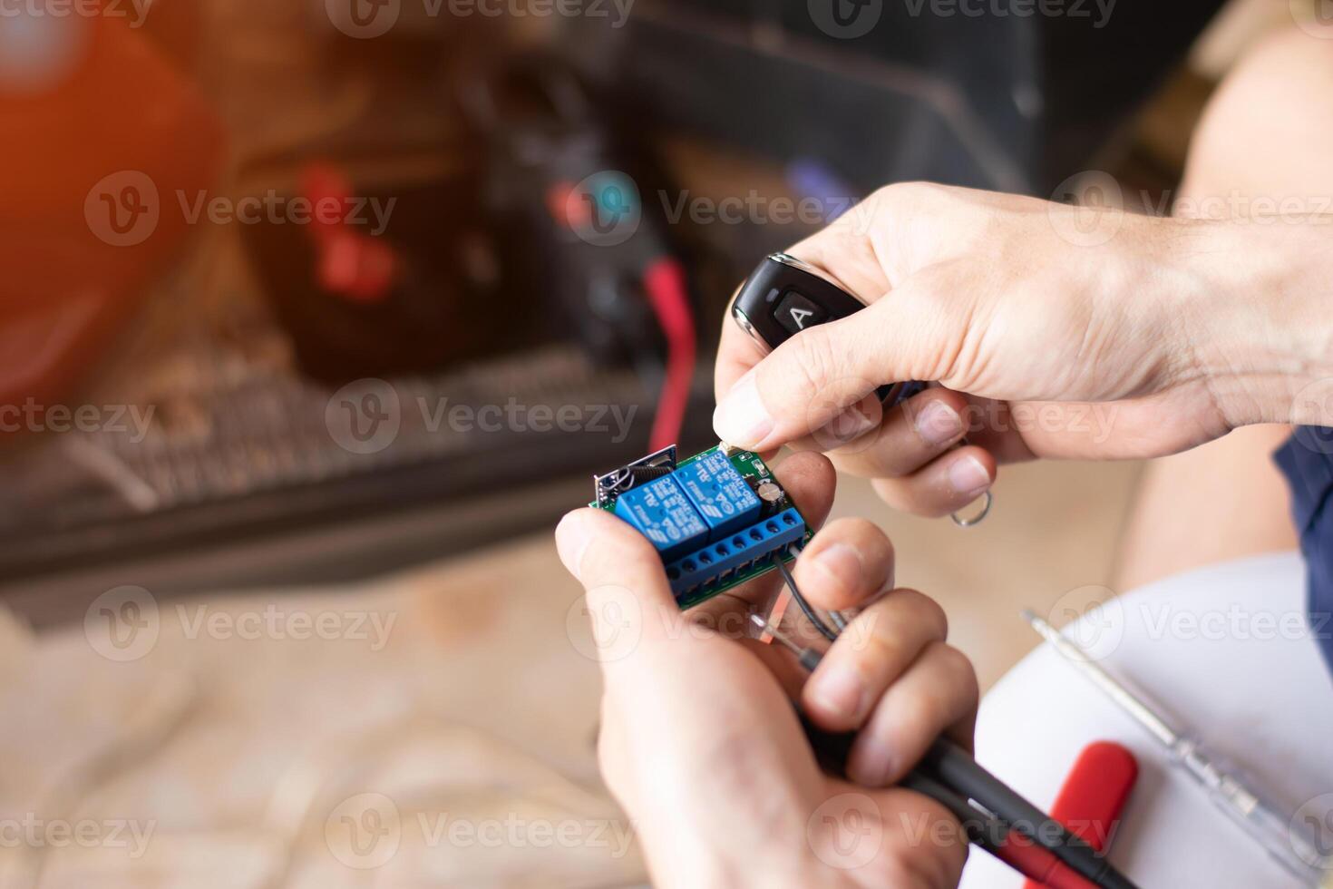 The relay installation is connected to the remote control lock and motorcycle bracket through a remote control, making it convenient and safe to use. photo