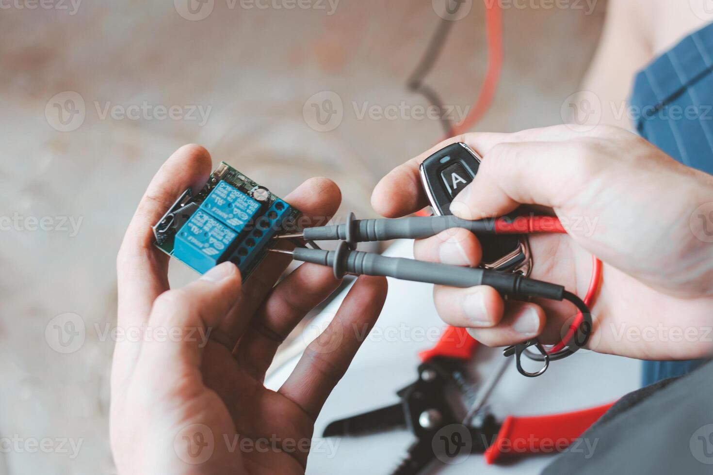 The installation relay is connected to the remote lock and motorcycle key, which is convenient and safe to operate through the remote control. photo