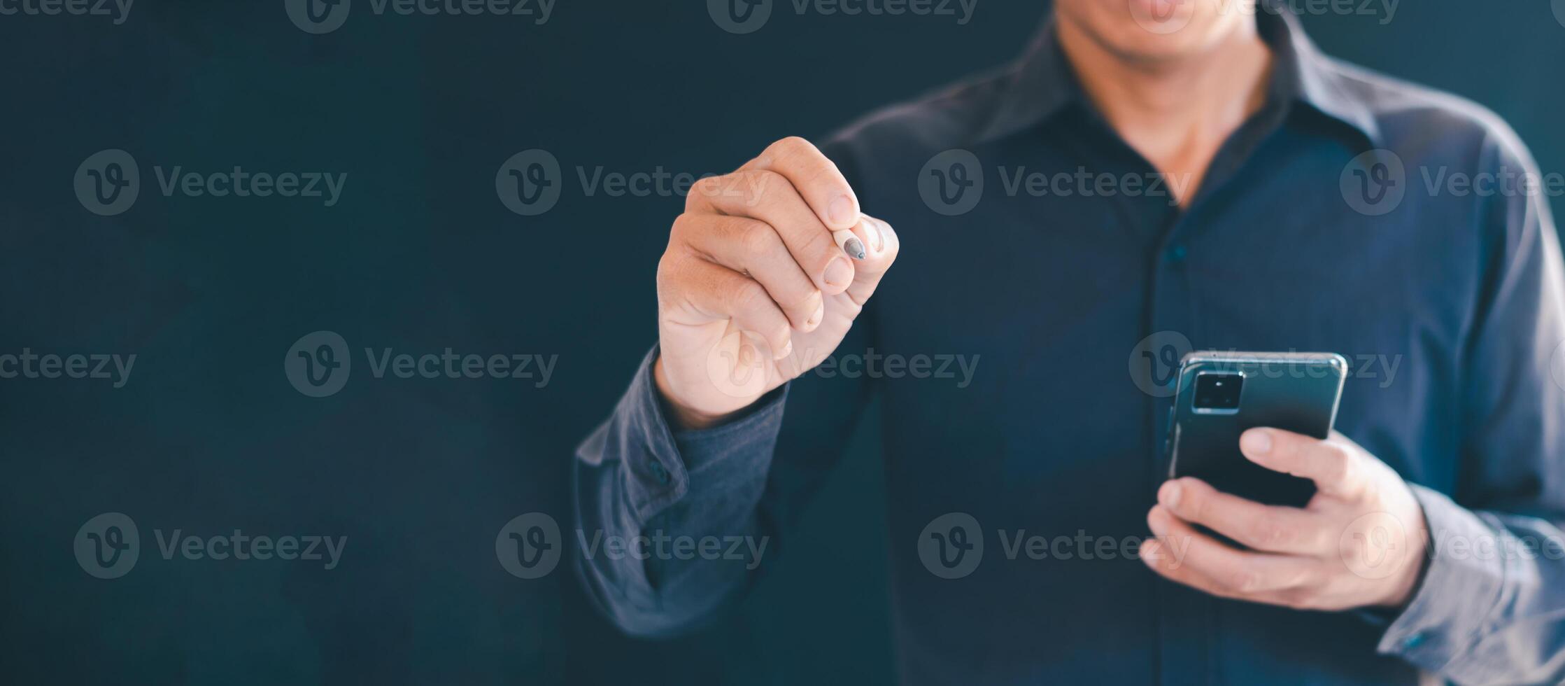Men use their hands, pens, pens and mobile phones. photo