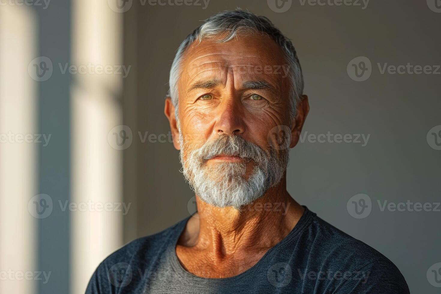 ai generado un atractivo más viejo hombre con un muscular construir en un gris antecedentes foto