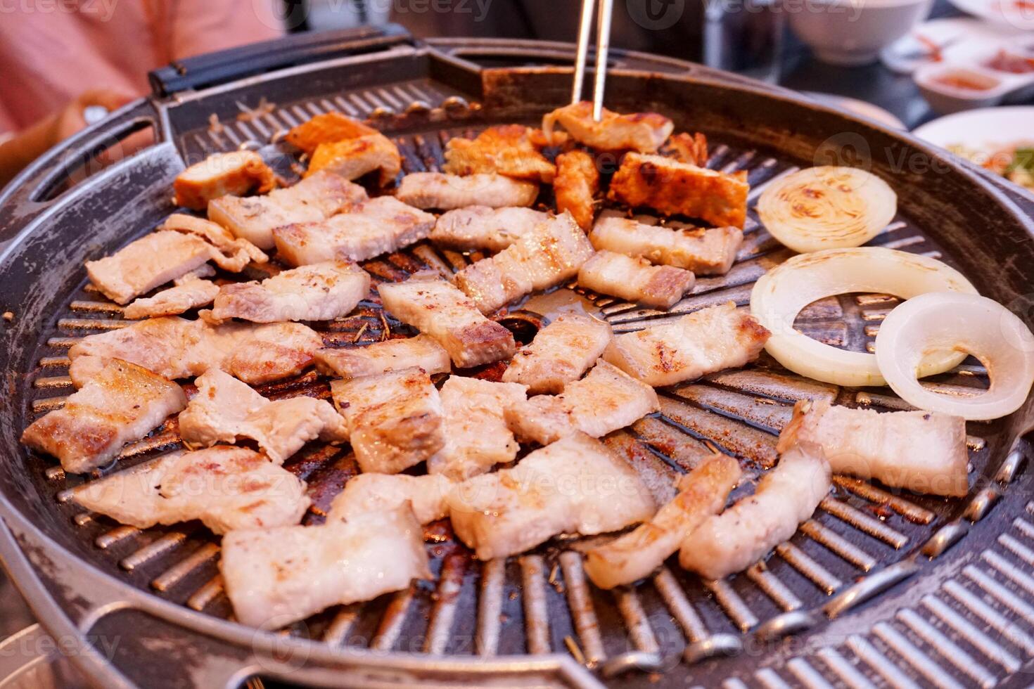 selectivo enfocado samgyeopsal o coreano barbacoa , Cerdo barriga en interrogatorio intenso cacerola. foto