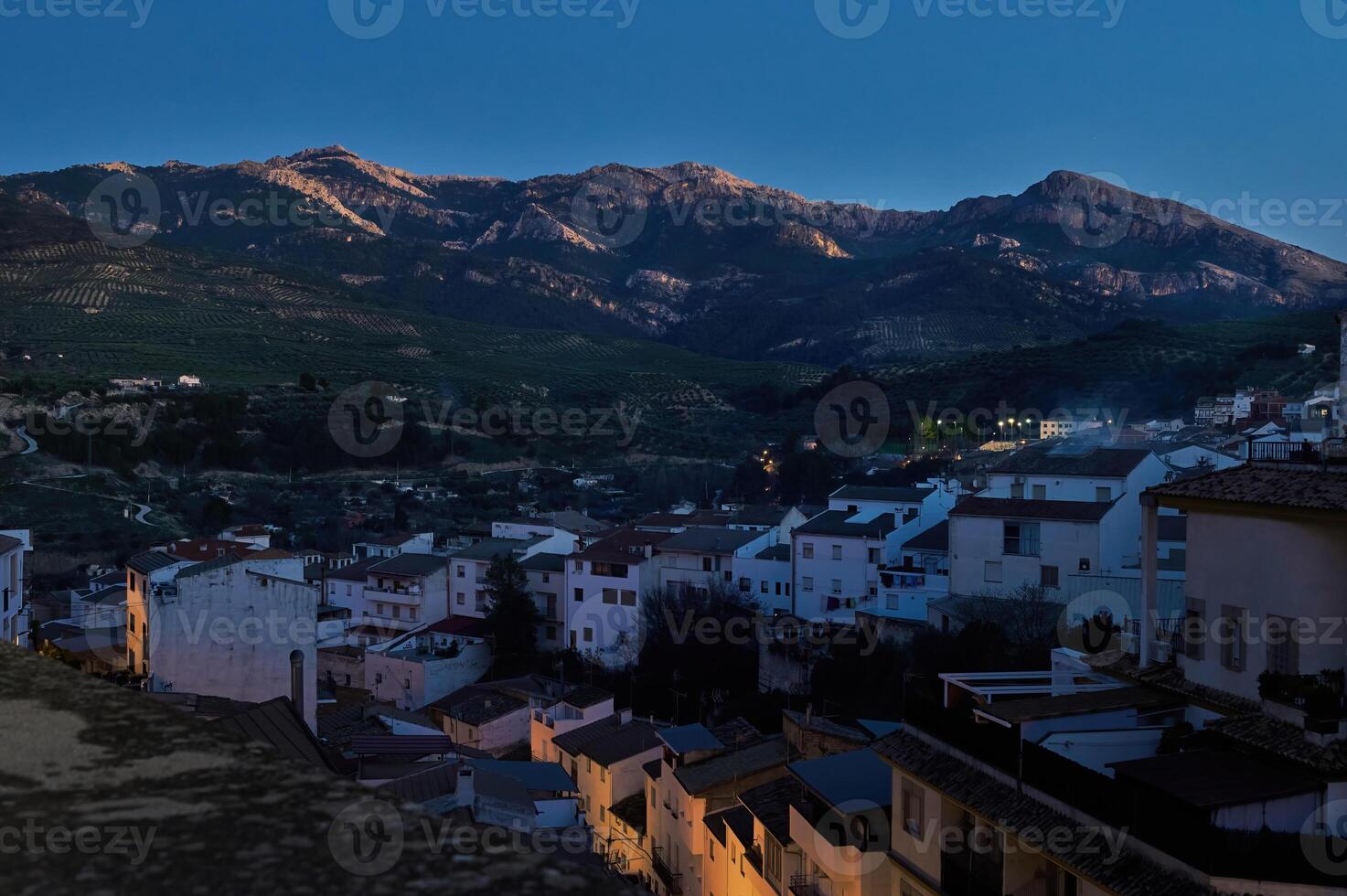 sierra Delaware cazorla. quesada, jaén. Andalucía España. hermosa montañas a noche y blanco edificios en el primer plano. foto