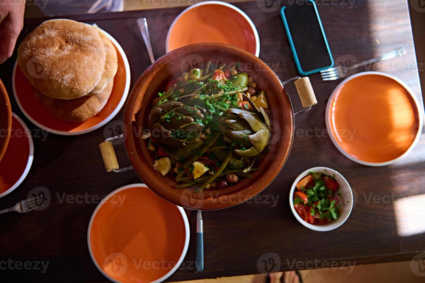 parte superior ver marroquí tagine con delicioso orgánico verduras con vapor. antecedentes comida y culinario blogs foto