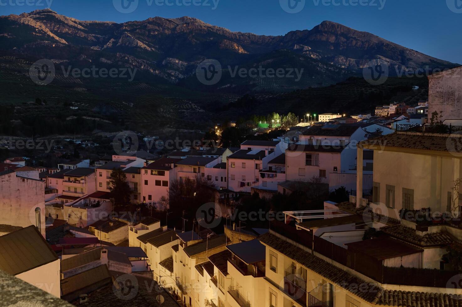 quesada por noche - hermosa medieval y histórico ciudad en el provincia de jaen en Andalucía, España. turismo y viaje foto