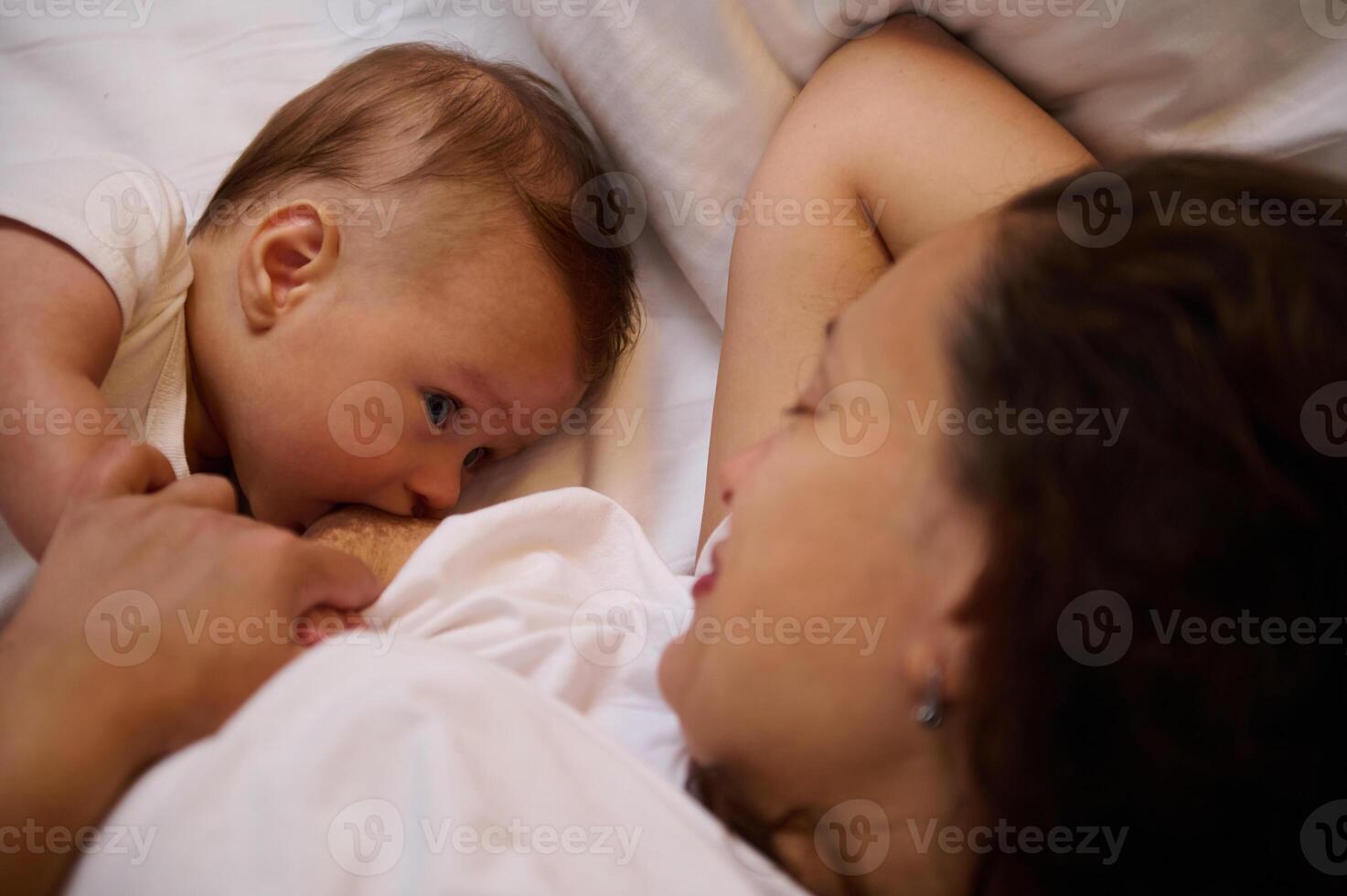 auténtico retrato de un recién nacido bebé chico succión Leche desde madres mama. retrato de mamá y amamantamiento bebé. foto