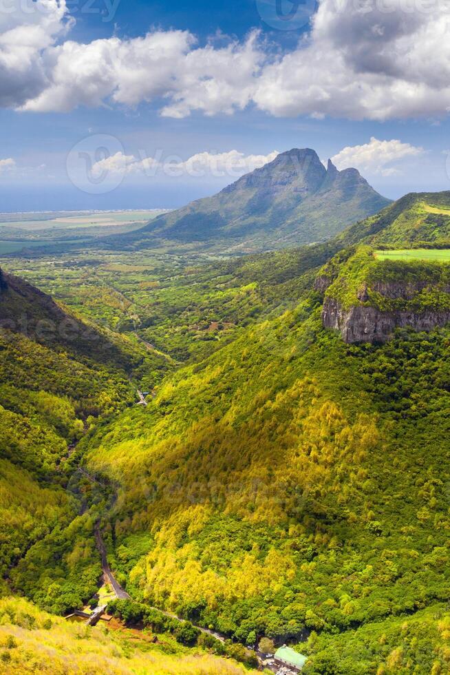 montaña paisaje de el garganta en el isla de mauricio, verde montañas de el selva de Mauricio foto