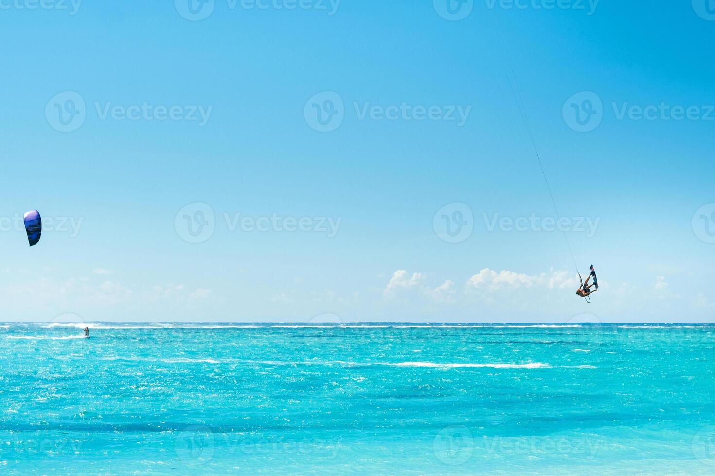 un hombre parapente en le morne playa, mauricio, indio Oceano en el isla de Mauricio foto