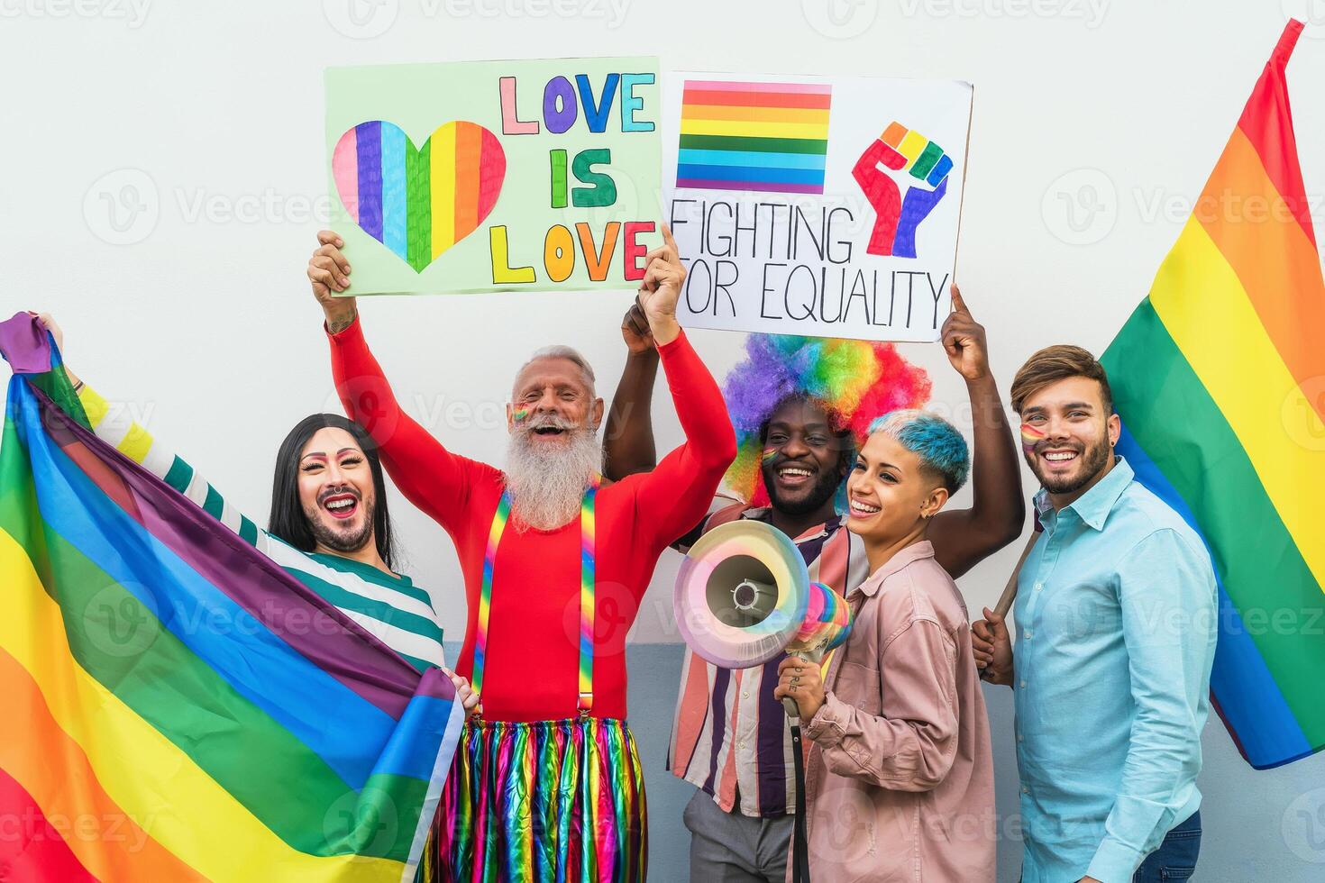 contento multirracial personas celebrando gay orgullo evento - grupo de amigos con diferente años y carrera teniendo divertido durante lgbt social evento foto