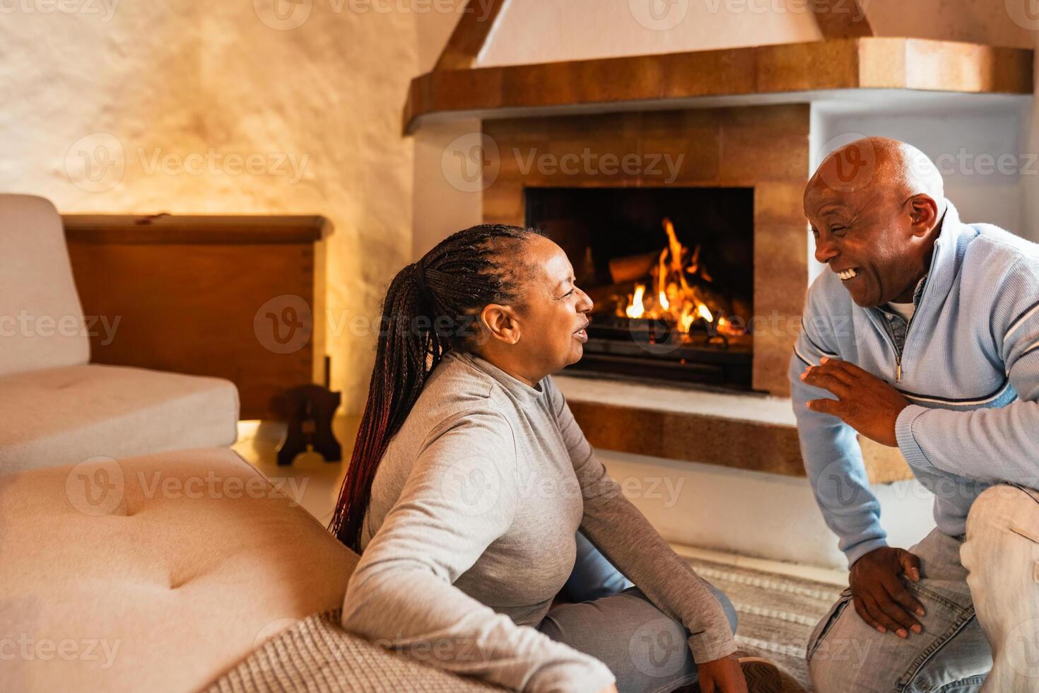 contento africano mayor Pareja en pie juntos cerca a hogar en su rústico casa foto