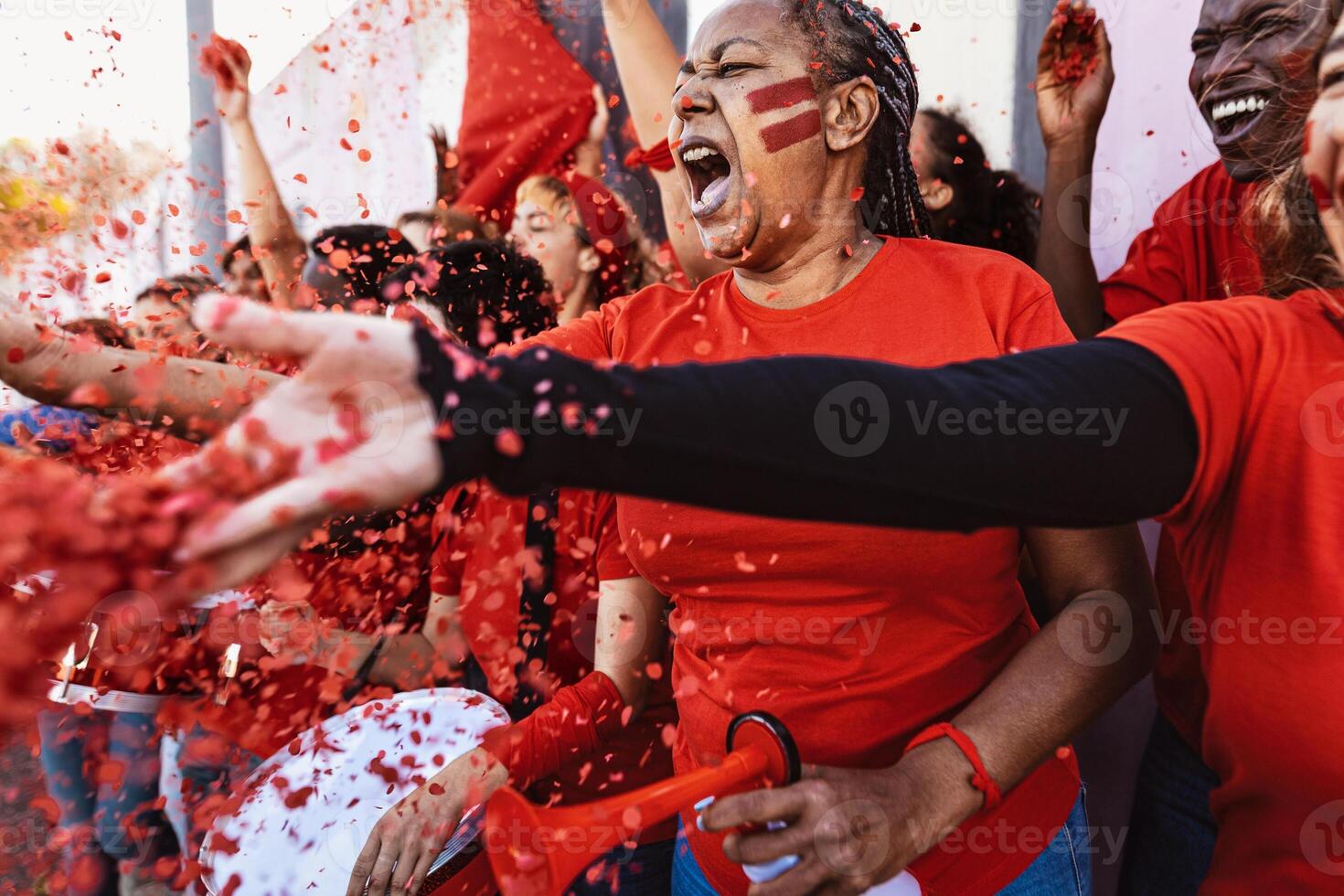 fútbol americano aficionados teniendo divertido secundario favorito equipo - fútbol deporte entretenimiento concepto foto