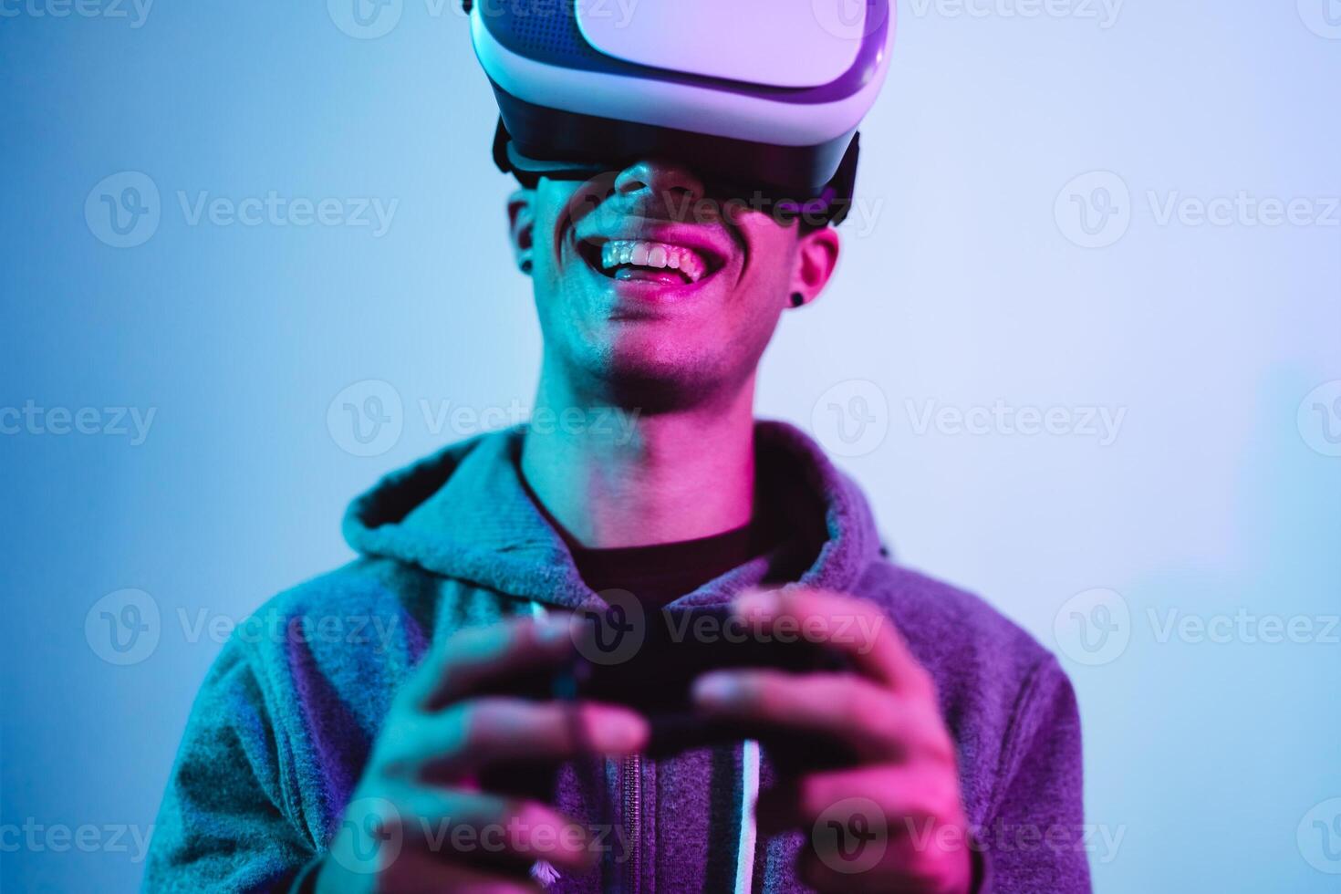 joven jugador jugando a nuevo vídeo juegos con virtual realidad experiencia - juventud personas entretenimiento y tecnología concepto foto