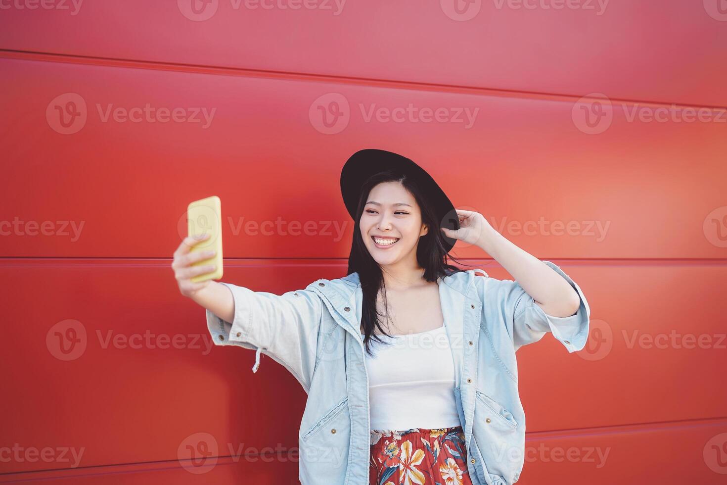 contento asiático niña tomando selfie con móvil inteligente teléfono al aire libre - de moda hombre de influencia teniendo divertido con nuevo tendencias social redes aplicaciones - milenario Generacion estilo de vida personas fanático tecnología foto