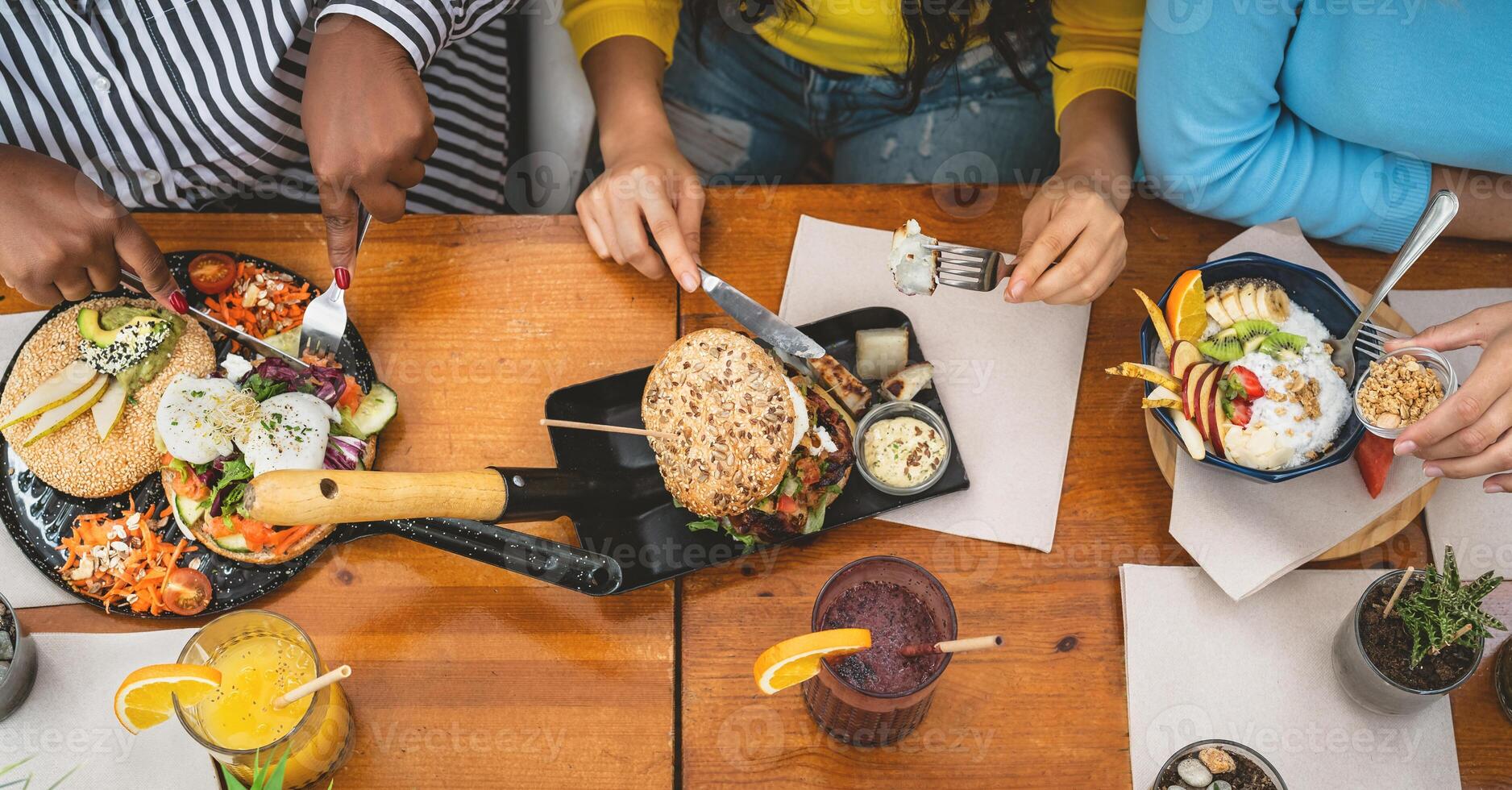 parte superior ver de multirracial amigos teniendo sano almuerzo en café desayuno tardío bar - joven personas estilo de vida y comida nutrición concepto foto