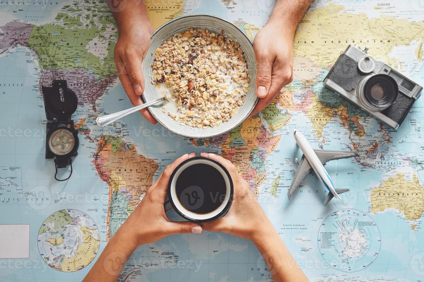 parte superior ver de joven Pareja planificación siguiente viaje destino mientras Bebiendo café y comiendo cereales - concepto de comida y bebida con turismo y de viaje personas estilo de vida foto