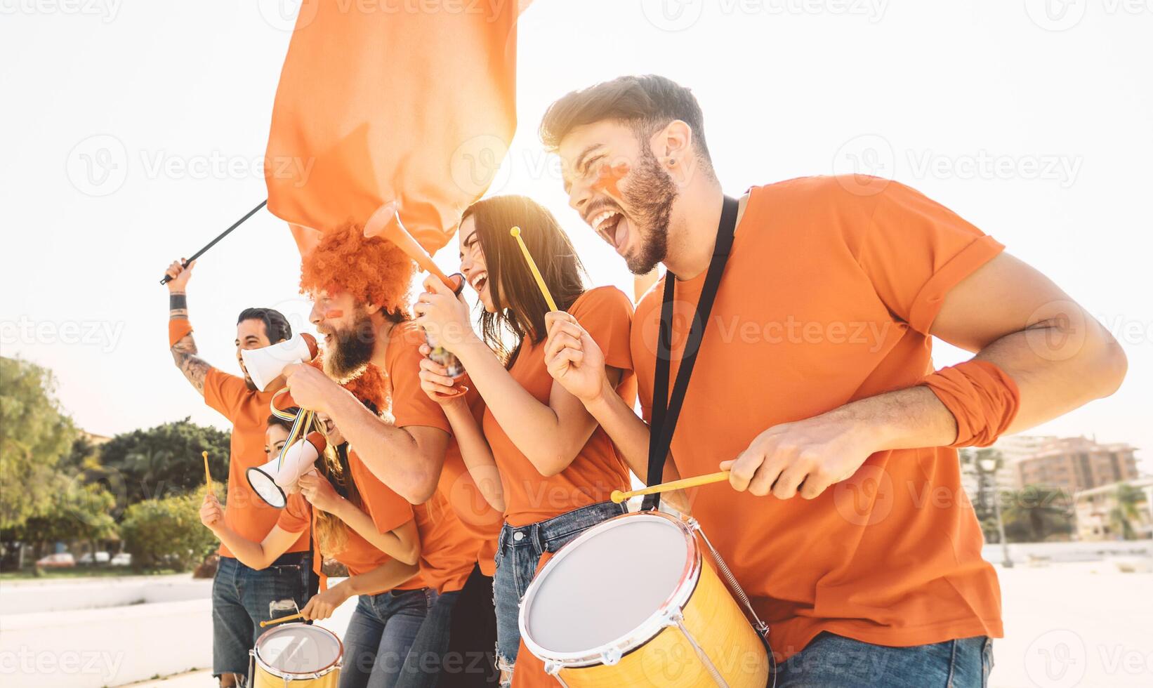 amigos fútbol americano aficionados acecho fútbol partido evento a estadio - joven personas teniendo divertido secundario club en deporte mundo campeonato - público entretenimiento estilo de vida concepto foto