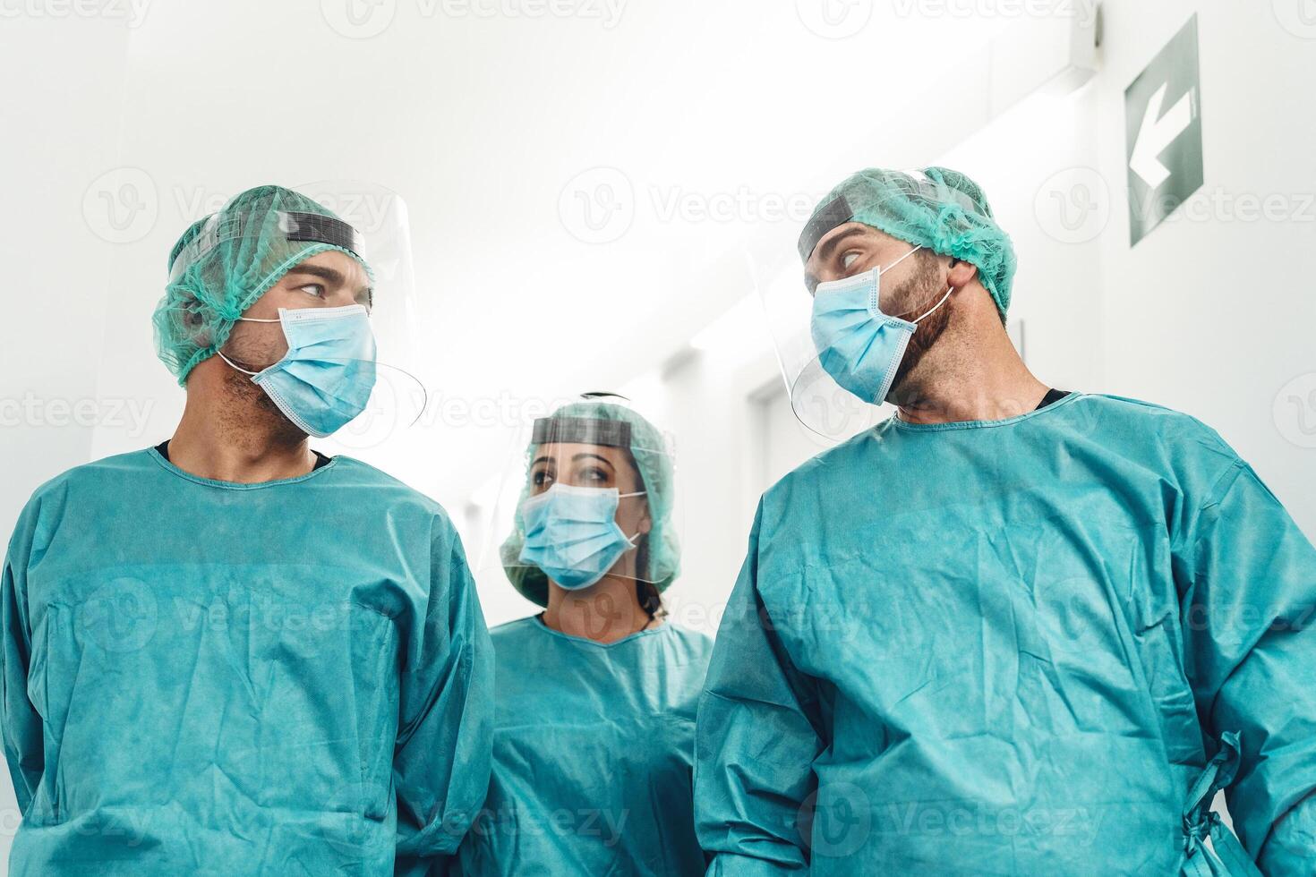 Doctors preparing for surgical operation in hospital during corona virus outbreak - Medical workers getting ready for fighting against coronavirus pandemic - Healthcare medicine concept photo