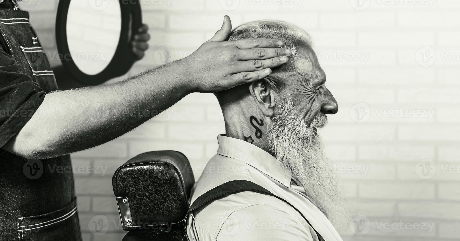 mayor hombre teniendo nuevo Corte de pelo en moderno Barbero tienda - negro y blanco edición foto